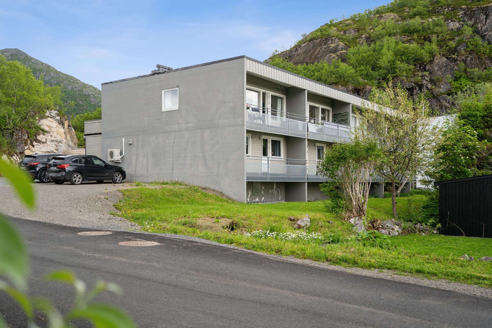 Leiligheten ligger i Linken borettslag og går over to plan. Bilde nummer 2 av 3