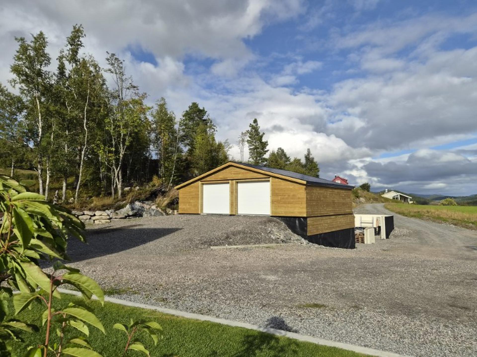 Garasjen er påbegynt i 2026 og er rundt 140m² fordelt over to etasjer med muligheten for videre utvidelse. . Bilde nummer 3 av 3