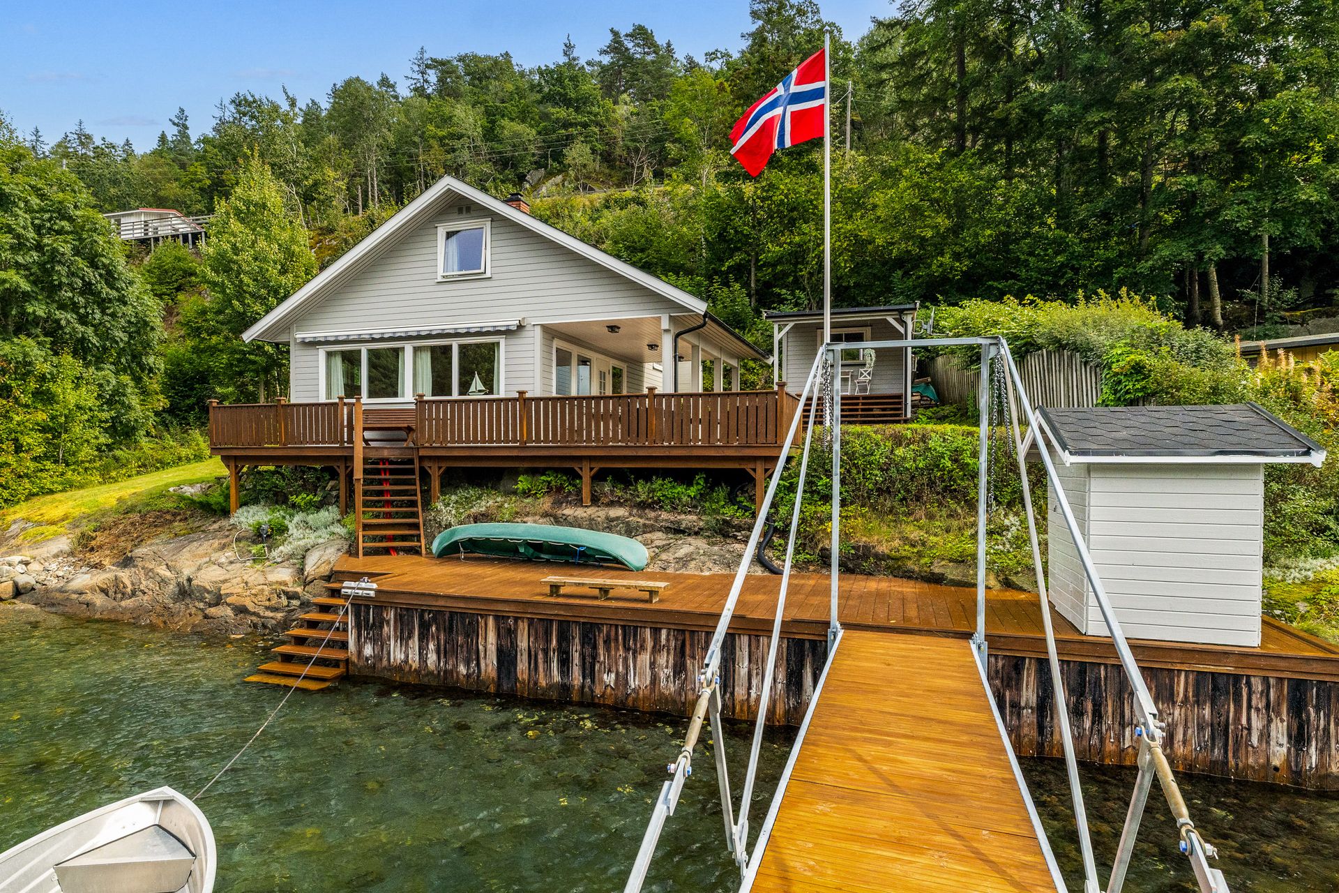 På eiendommen er det bygget opp et solid bryggeanlegg, modernisert i 2015, som skaper et privat og skjermet maritimt miljø. Bilde nummer 2 av 3