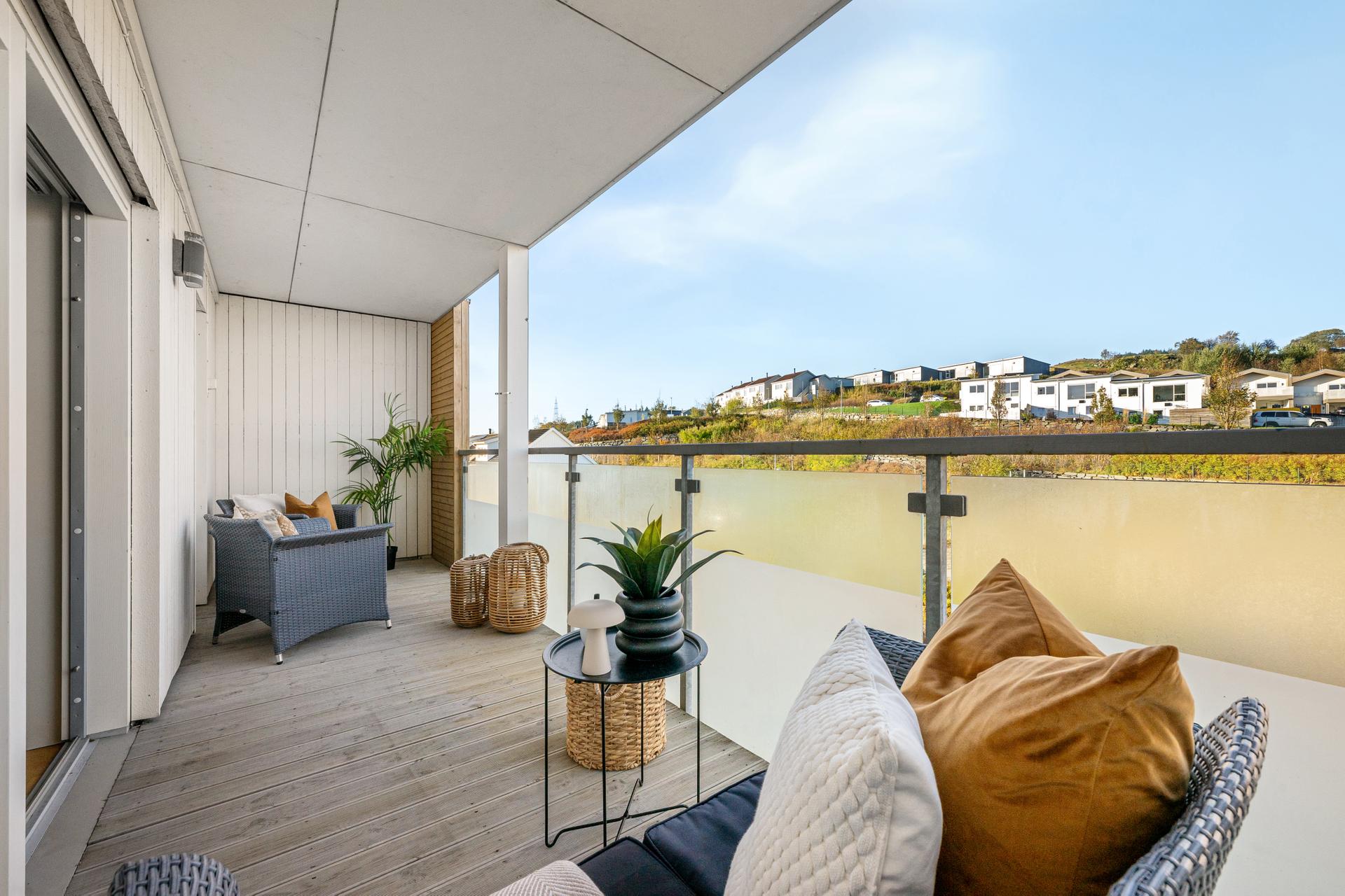 Dan Chruickshank presenterer: 3-roms selveierleilighet m/balkong på ca. 11 m² | Naturskjønt landskap for den turglade | Garasjeplass og bod i anlegg.. Bilde nummer 1 av 3
