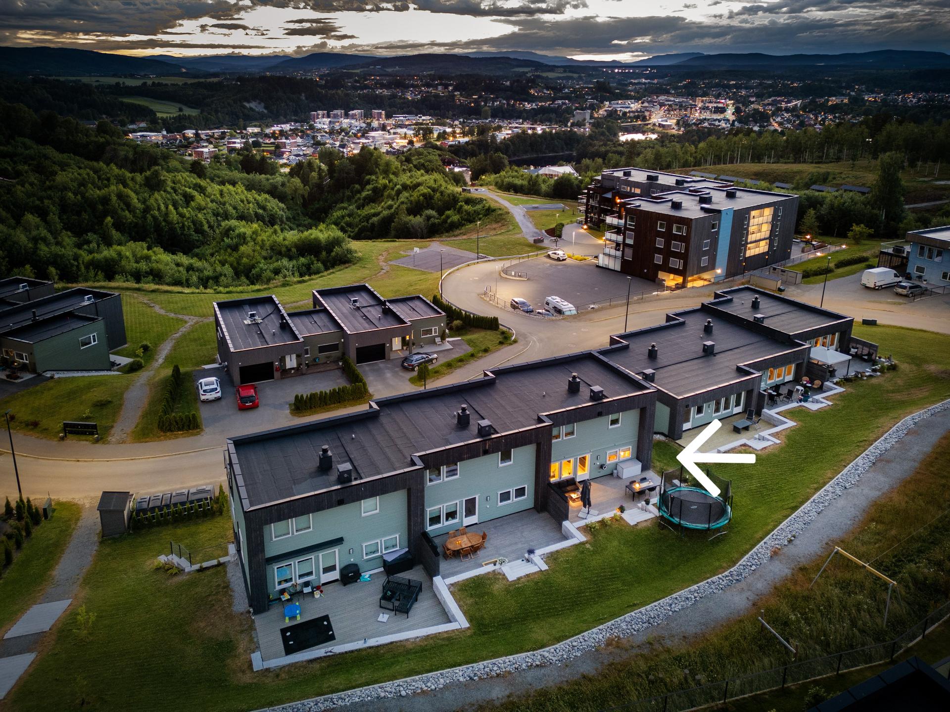 Moderne bolig fra 2022, høyt beliggende med utsikt over Hønefoss og nærområdet.. Bilde nummer 2 av 3