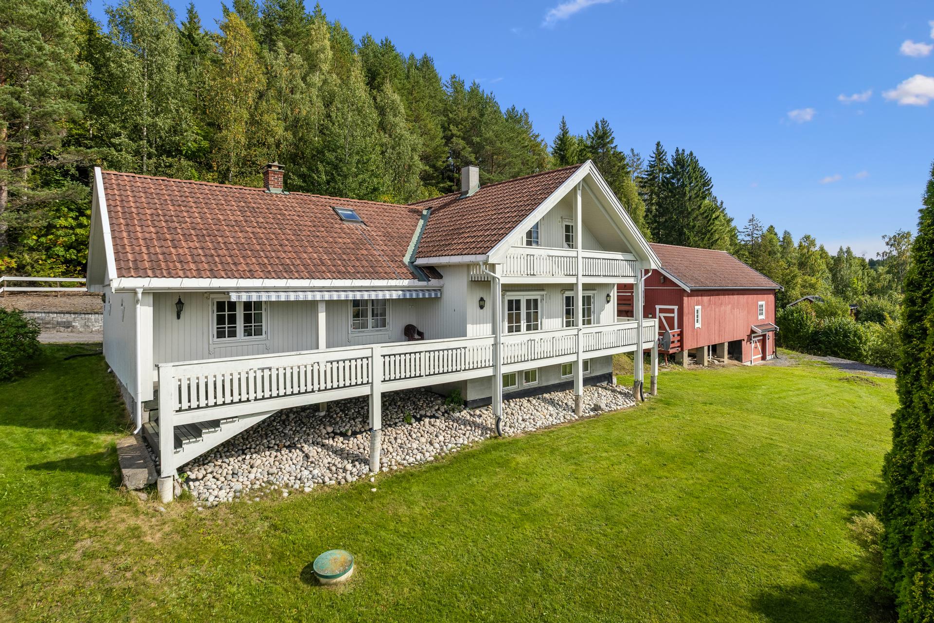 Dette er et hyggelig lite småbruk med fulldyrka jord på ca. 13 dekar. En liten perle som ligger helt for seg selv uten innsyn.. Bilde nummer 2 av 3