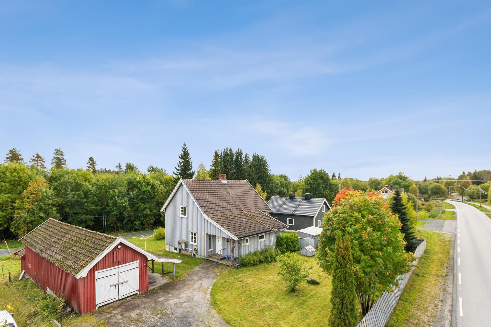 Eiendommen ligger fint til i Hernes, med kort vei til Hernes skole, barnehage og lokale servicetilbud.. Bilde nummer 2 av 3