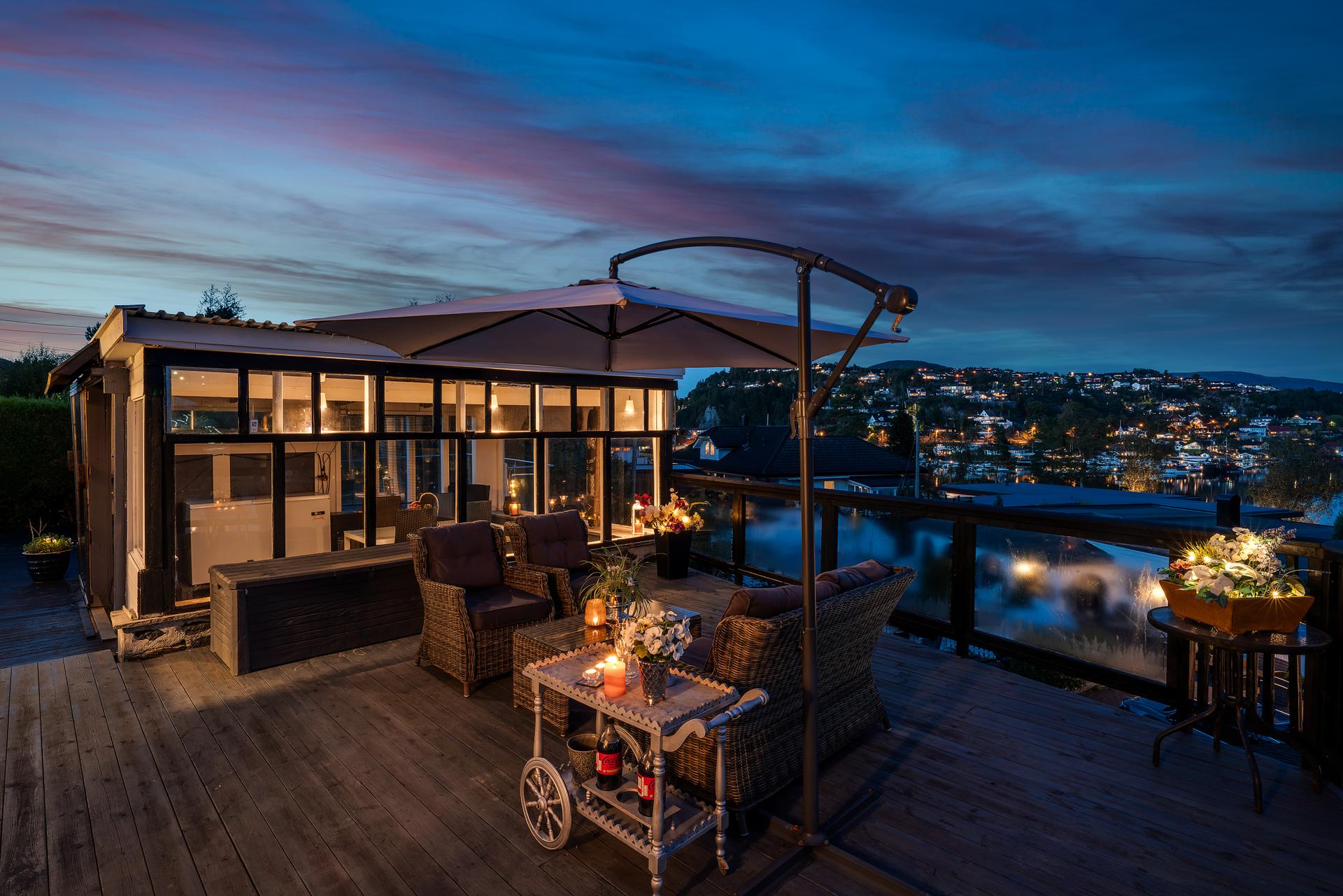 Vakker terrasse med nydelig utsikt. Perfekt for avslapning og underholdning i stemningsfull belysning ved solnedgang.. Bilde nummer 3 av 3