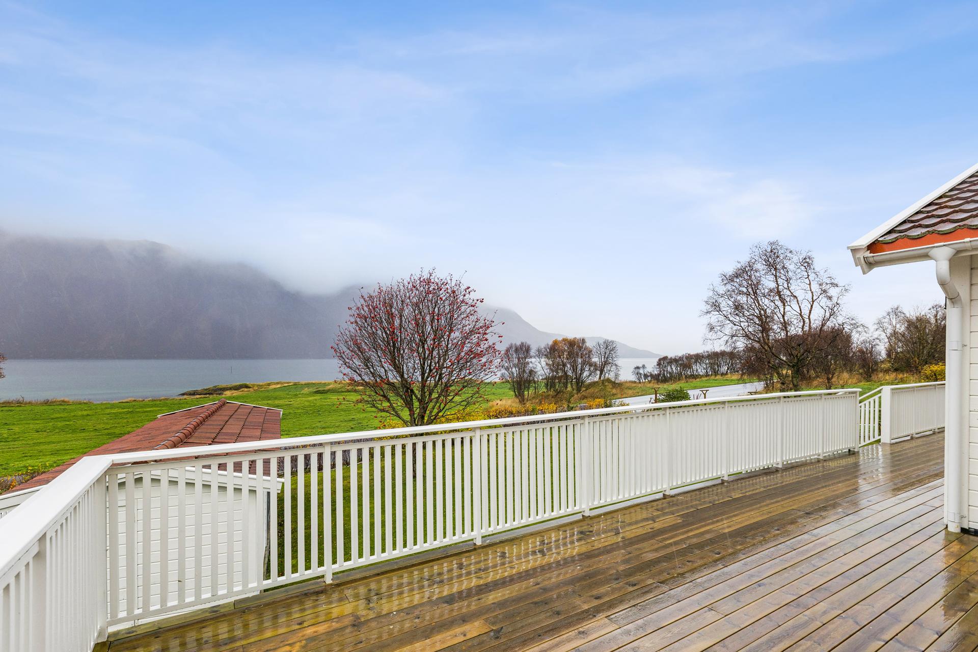 Fra eiendommen er det panoramautsikt utover havet og fjorden. Bilde nummer 2 av 3