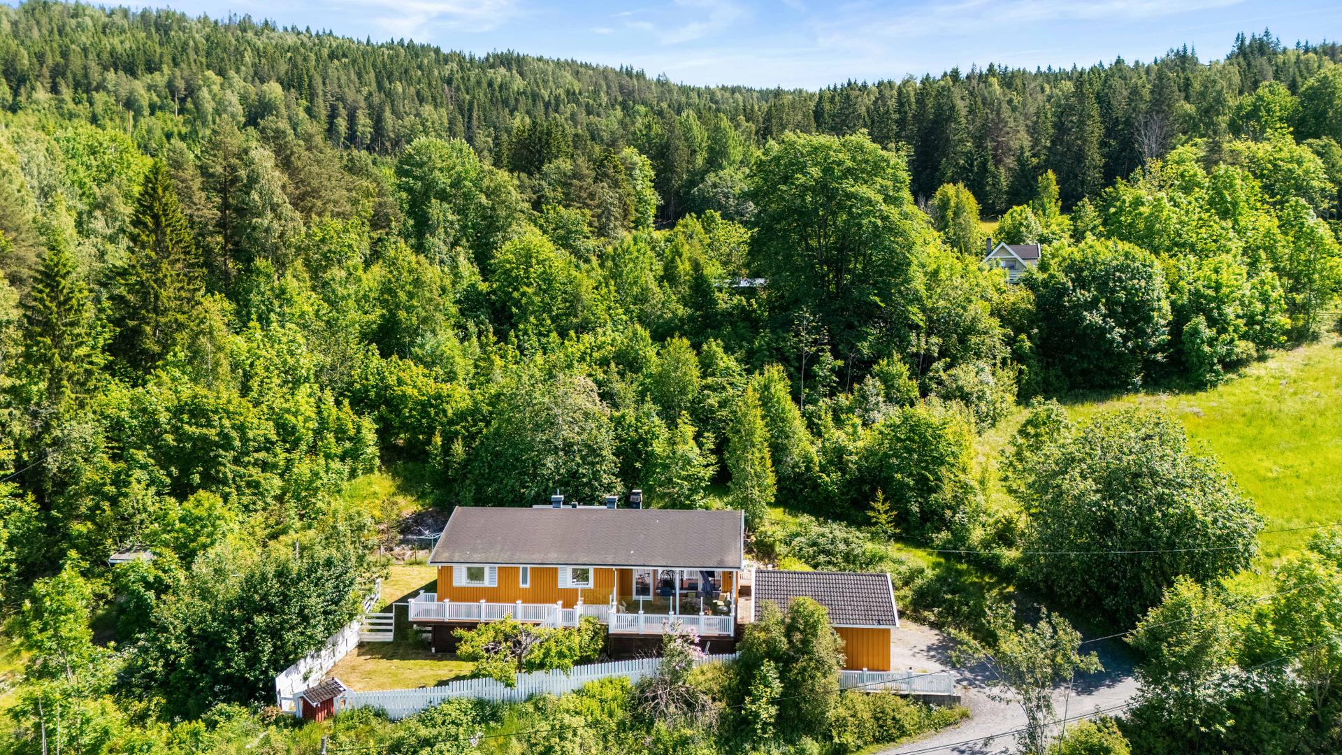 Velkommen til Brøhaug 6, presentert av EiendomsMegler1 ved Silje Melby Rundberg, tlf. 46 50 30 06. Foto: Ann-Helen Nannestad. Bilde nummer 1 av 3
