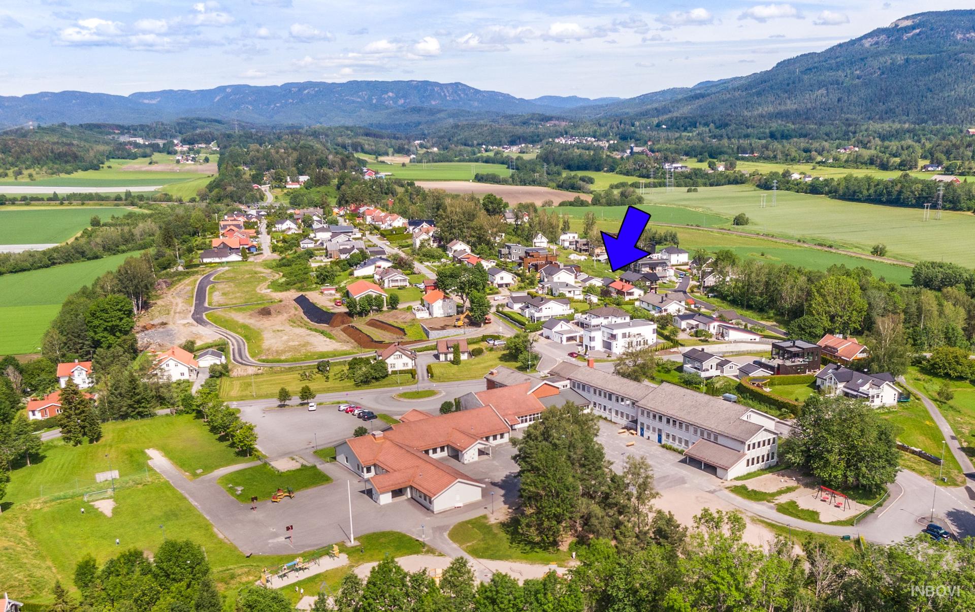 Venstøplia 21 er del av nyere barnevennlig tomtefelt som ligger solrikt og landlig til bare ca 4 km nord for Skiens sentrumsgater.. Bilde nummer 3 av 3