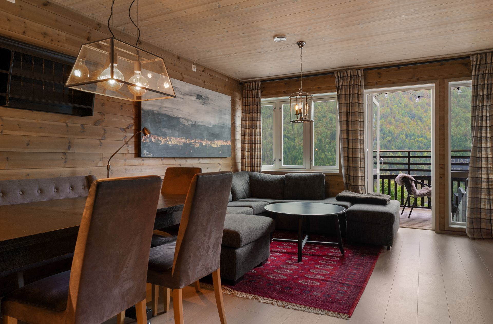 Fritidsleilighet fra 2015 med åpen stue- og kjøkkenløsning og utgang til overbygd terrasse.. Bilde nummer 3 av 3