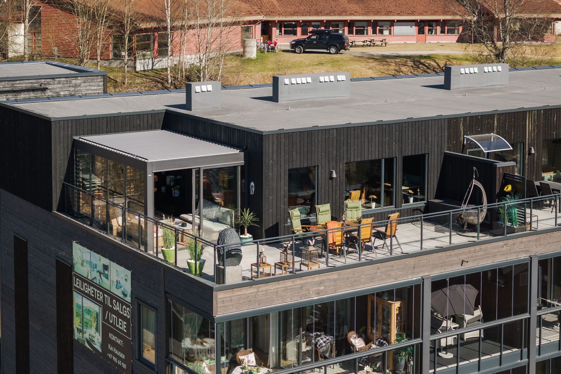 Dette er en endeleilighet på toppen av bygget med stor takterrasse.. Bilde nummer 2 av 3