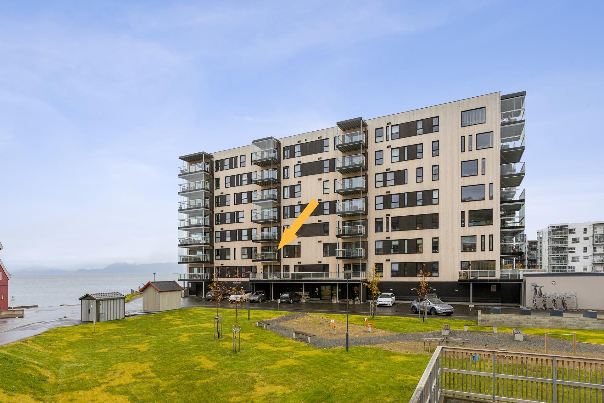 Leilighetens plassering på vestsiden av Pynten. Gode solforhold.. Bilde nummer 3 av 3