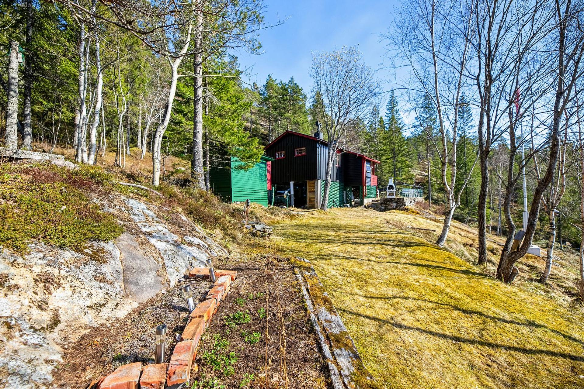 Koselig hytte ved Sørfjorden på flott utsiktstomt. Lang solgang. Naust, bod og uthus. Delvis møblert.. Bilde nummer 2 av 3