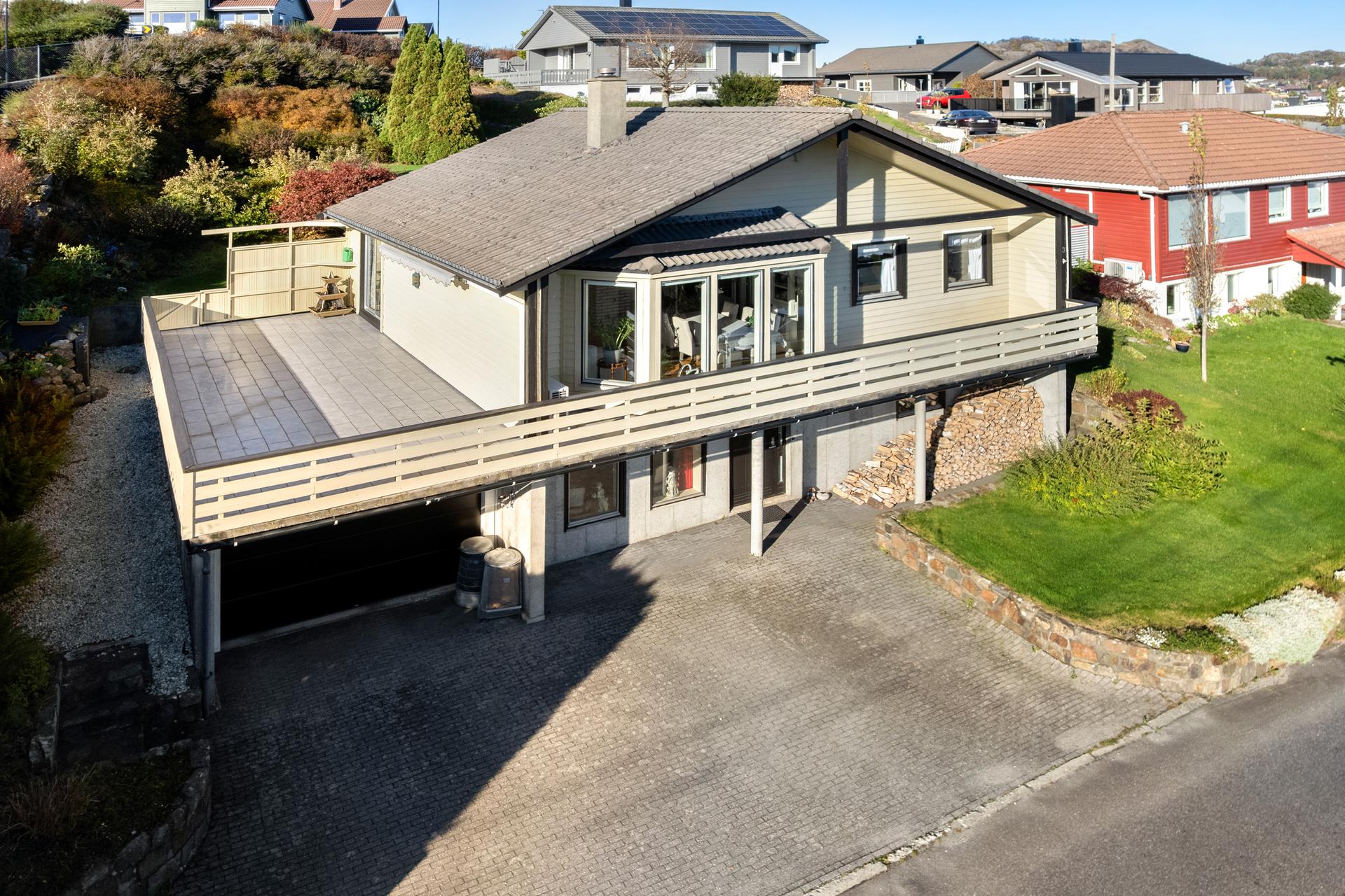 Enebolig over to plan med integrert garasje, belegningsstein i gårdsrommet og stor terrasse over garasjen.. Bilde nummer 2 av 3