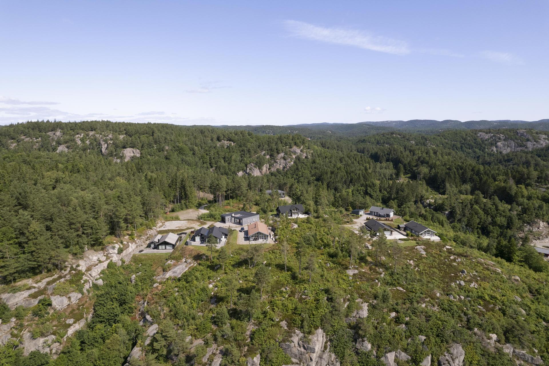Hyttefeltet ligger en kort kjøretur eller sykkeltur, ca. 7 km, fra Mandal sentrum. Bilde nummer 3 av 3