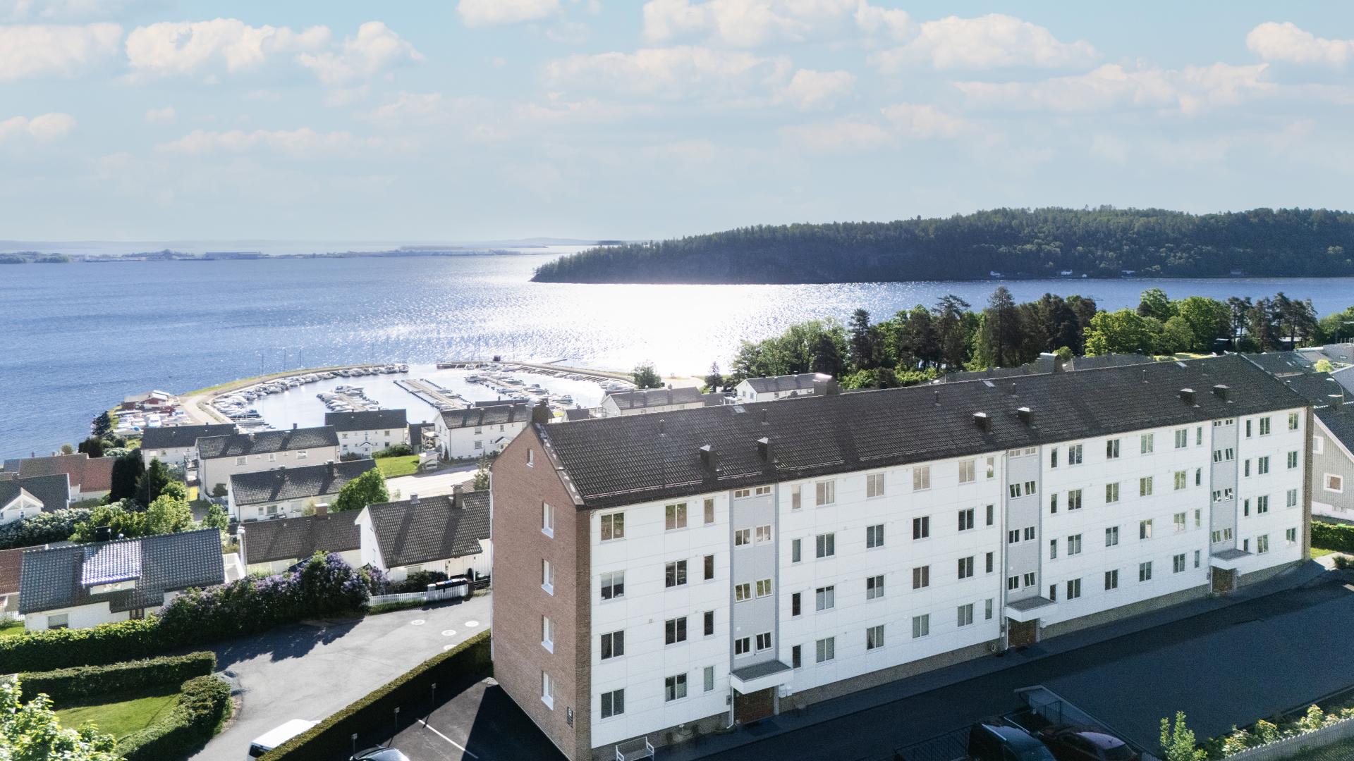 2-roms leiligheten i fjerde etasje med flott sjøutsikt og er godt vedlikeholdt, med blant annet ny varmtvannsbereder fra 2024.. Bilde nummer 2 av 3