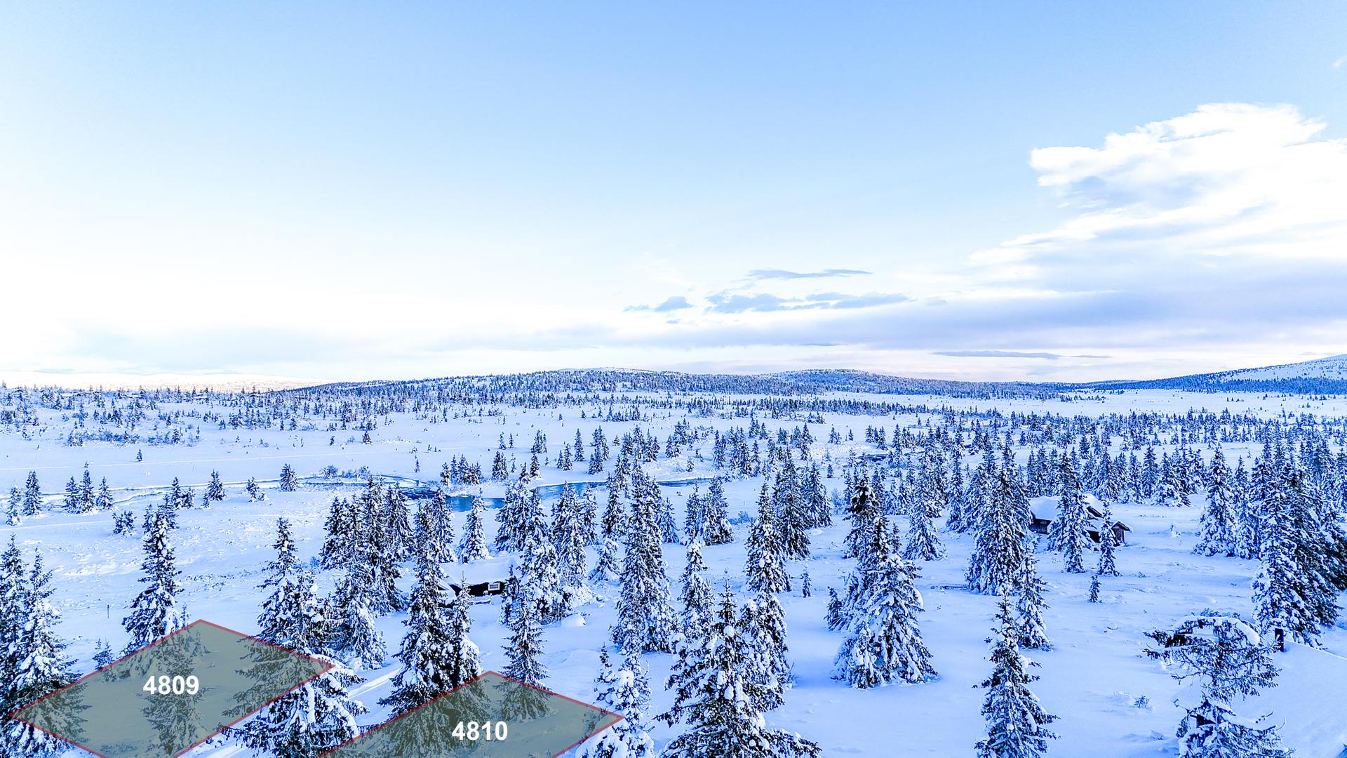 Tomta er en del av Kroksjølia-utbyggingen og ligger i relativt åpent fjellterreng og i et etablert område.. Bilde nummer 3 av 3