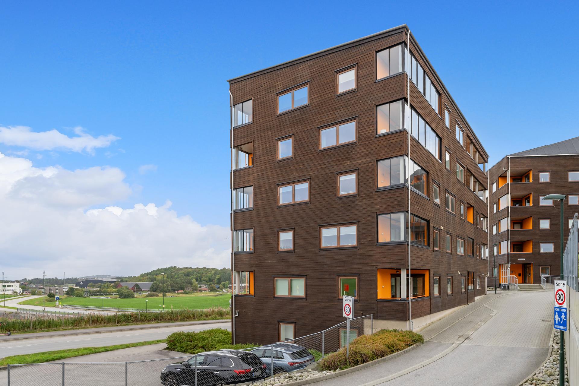 Leilighet i høy førsteetasje beliggende sentralt på attraktive Skadberg!. Bilde nummer 3 av 3