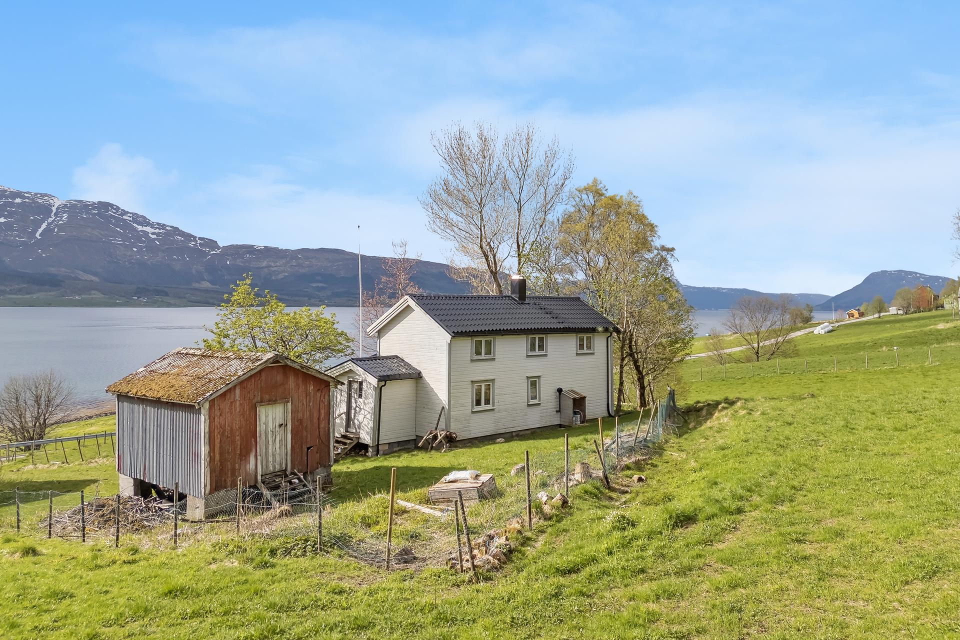Eiendommen har en fin beliggenhet. Bilde nummer 3 av 3