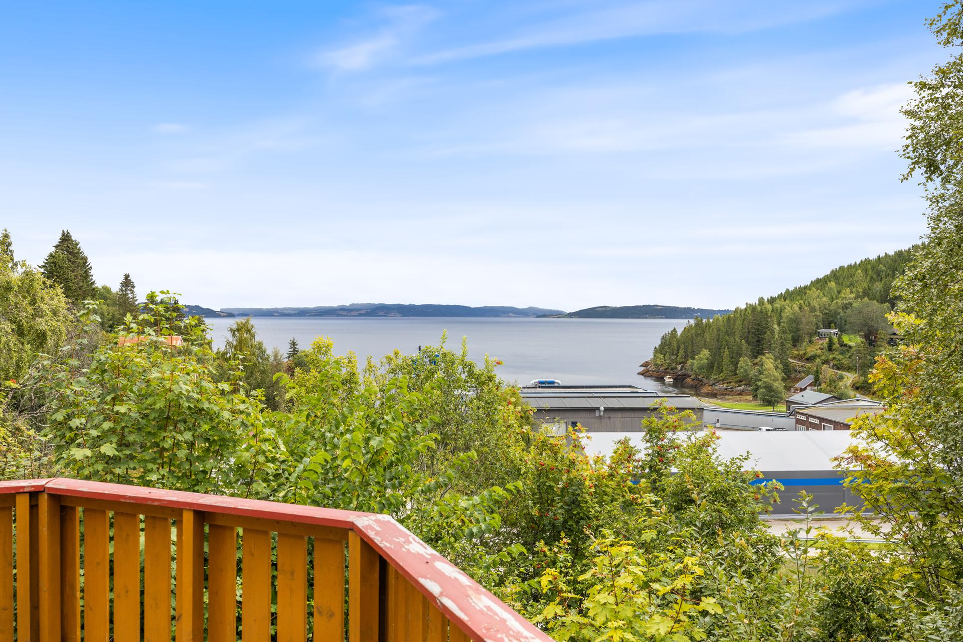 Fra terrassen kan man nyte vakker sjøutsikt! . Bilde nummer 3 av 3