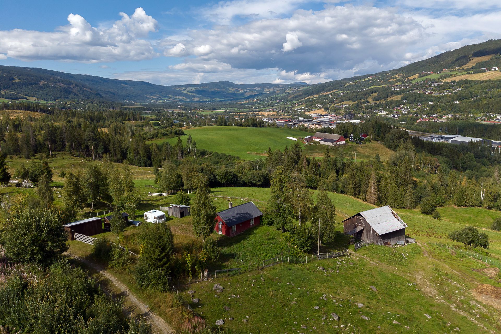 Småbruk med våningshus og fire tilhørende bygninger, beliggende i et vakkert kulturlandskap.. Bilde nummer 3 av 3