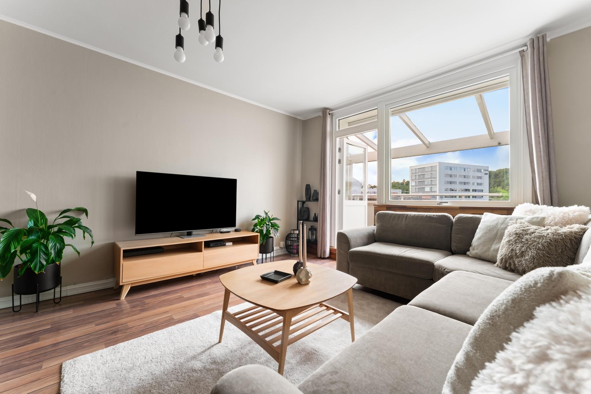 Stuen rommer god plass til stort sofsagruppe, stuebord og TV-møblement.. Bilde nummer 3 av 3