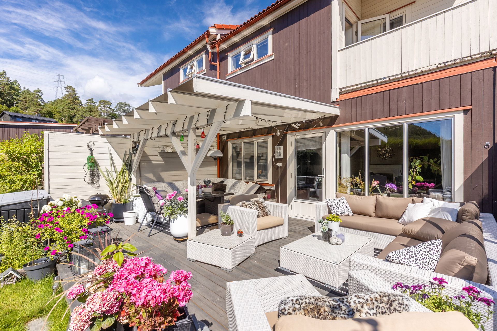 Stor, vestvendt terrasse med delvis overbygget pergola. Terrassebordene ble fornyet i 2025.. Bilde nummer 3 av 3