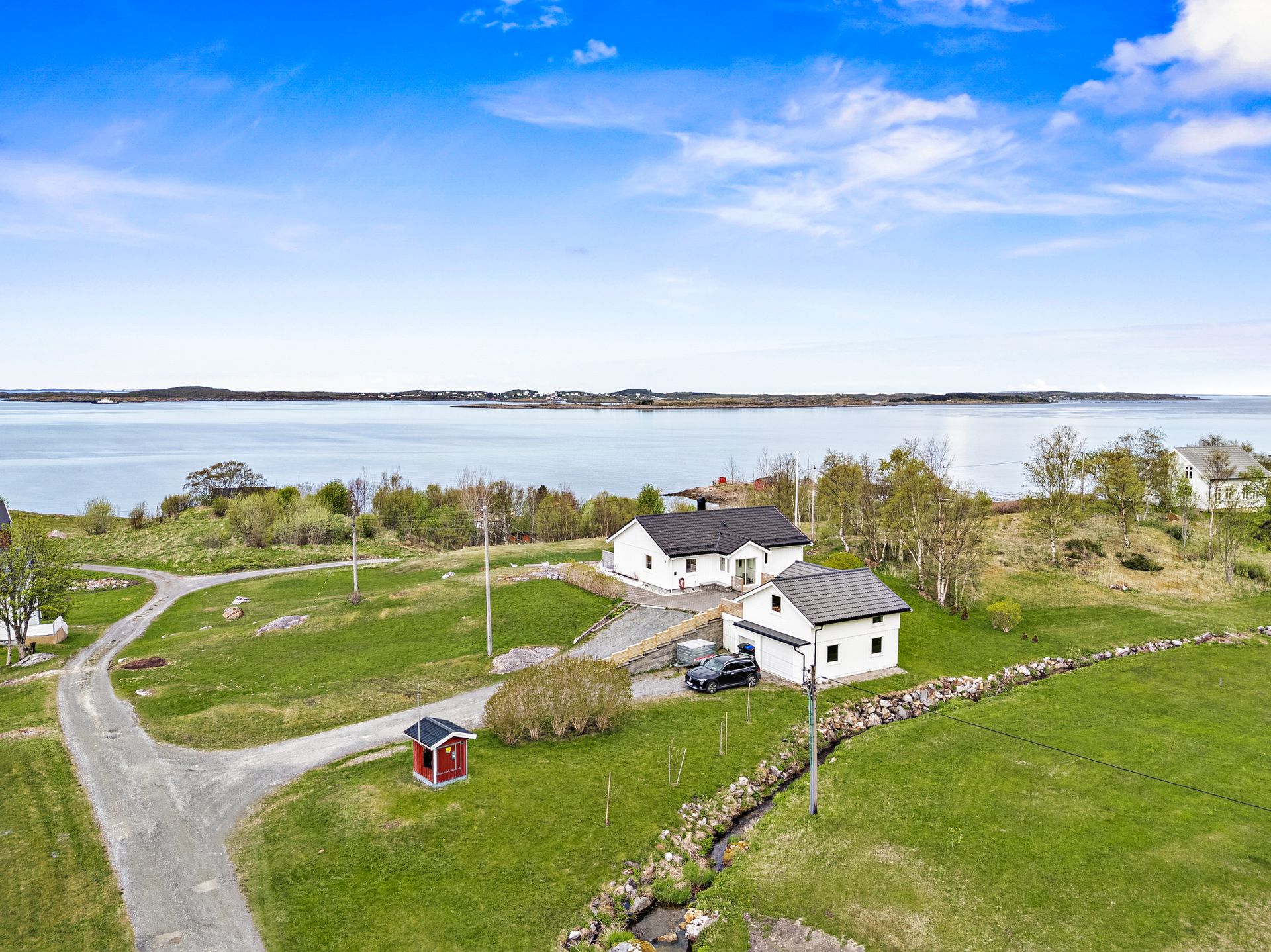 Eiendommen består av en enebolig, en stor garasje med innredet loft, samt en utebod og et vedskjul.. Bilde nummer 1 av 3