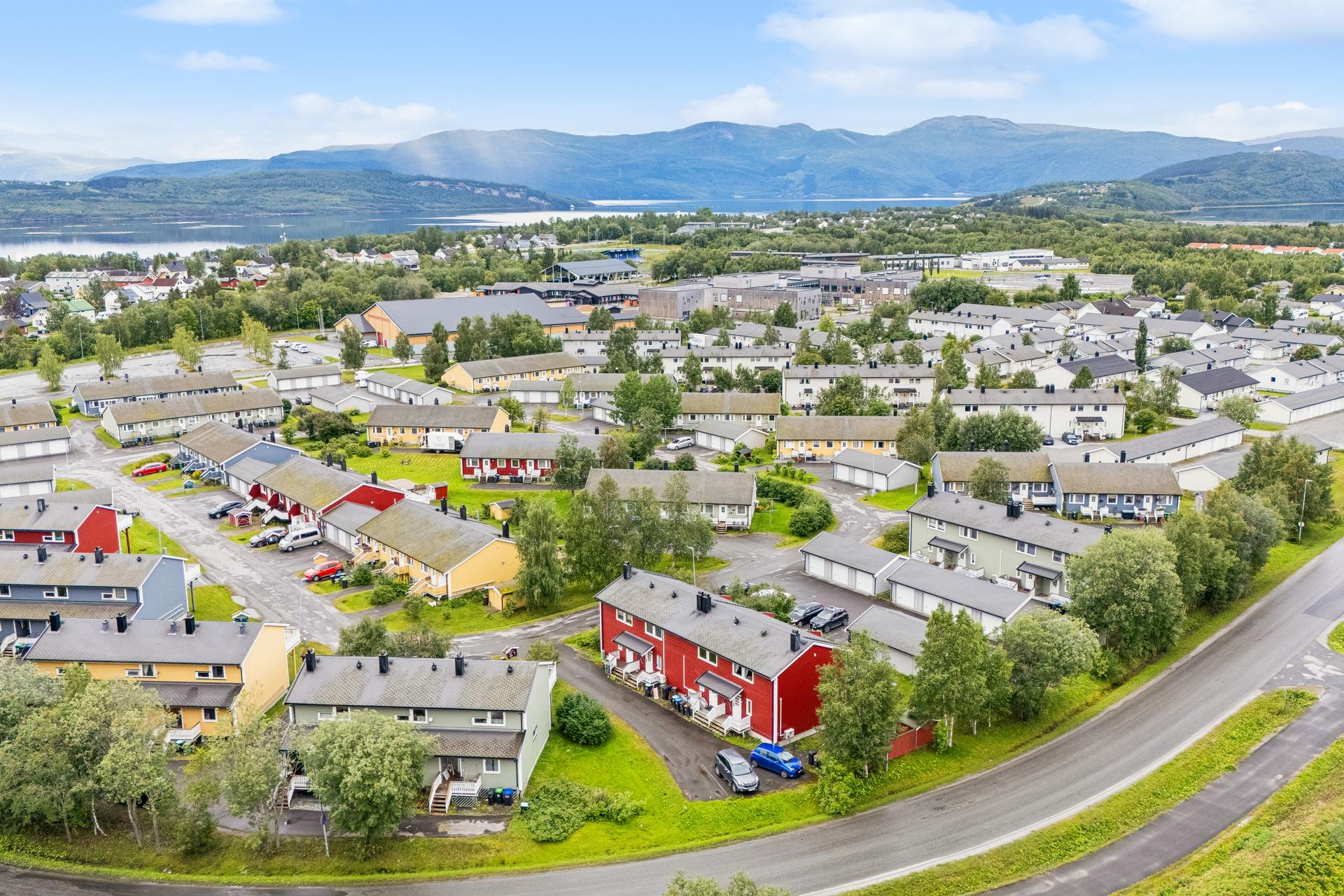 Boligen ligger i et etablert og barnevennlig boligområde med nærhet til natur.. Bilde nummer 2 av 3