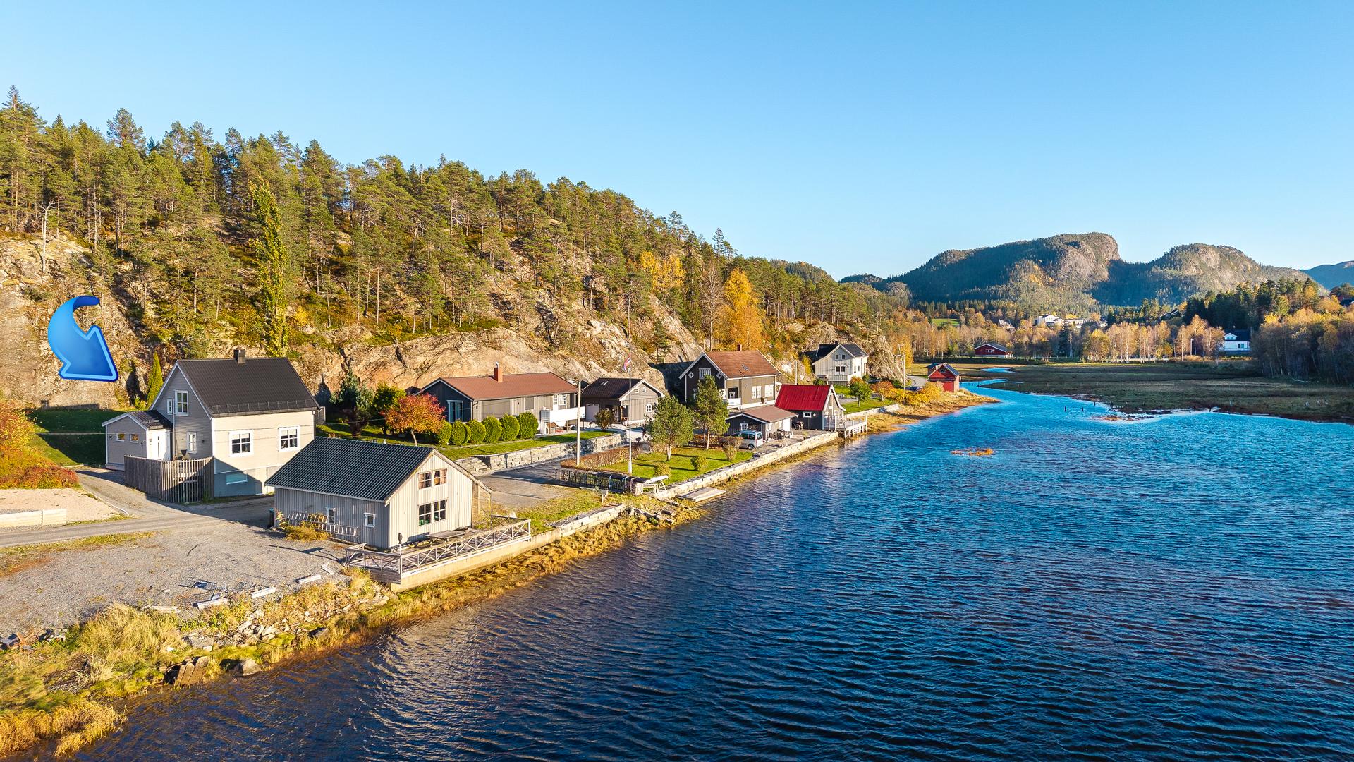 Eiendommen har en attraktiv beliggenhet ved sjøen med utsikt mot småbåthavna. Bilde nummer 3 av 3
