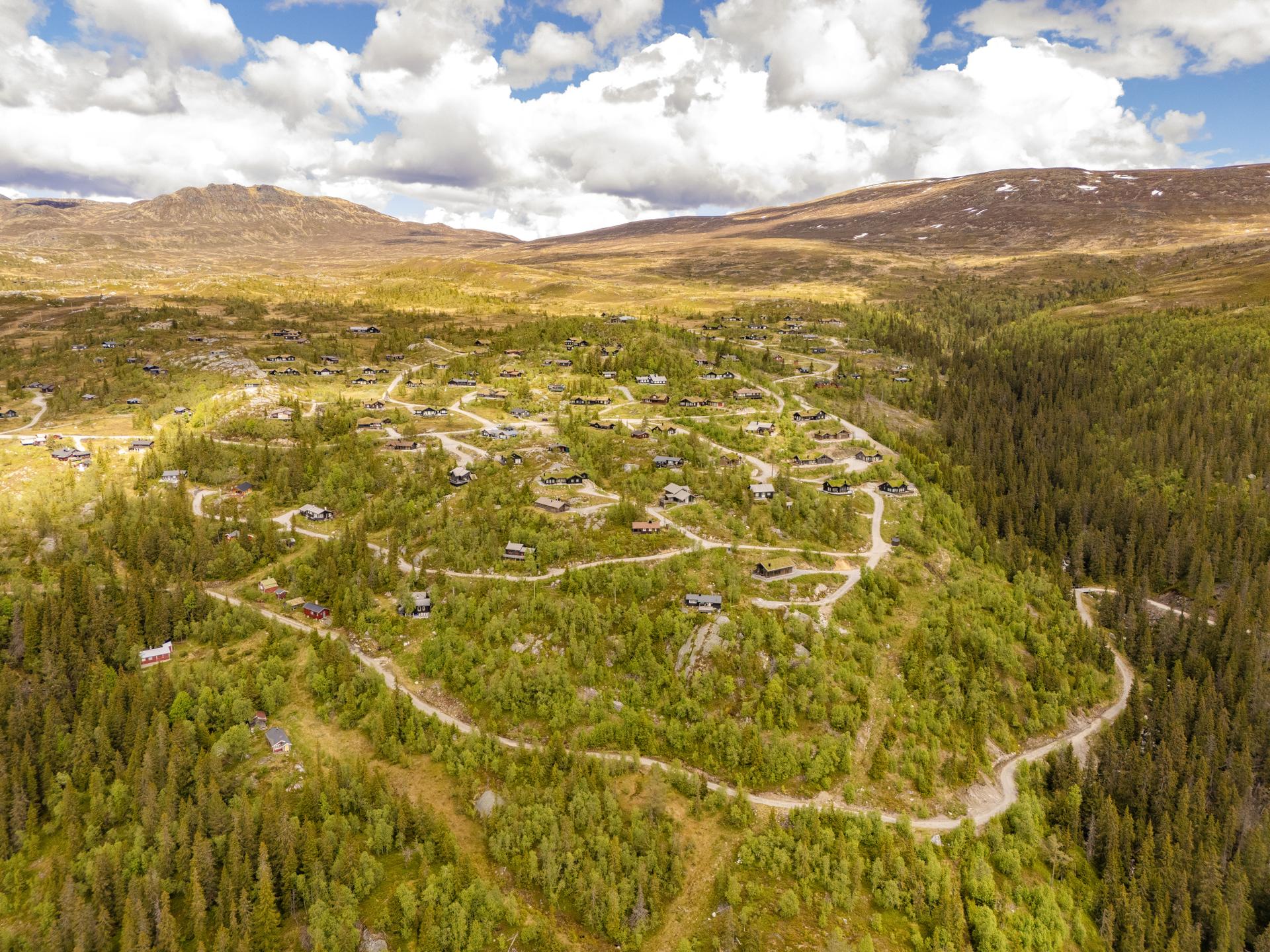 Hyttefeltet har en spredt og naturtilpasset bebyggelse.. Bilde nummer 3 av 3
