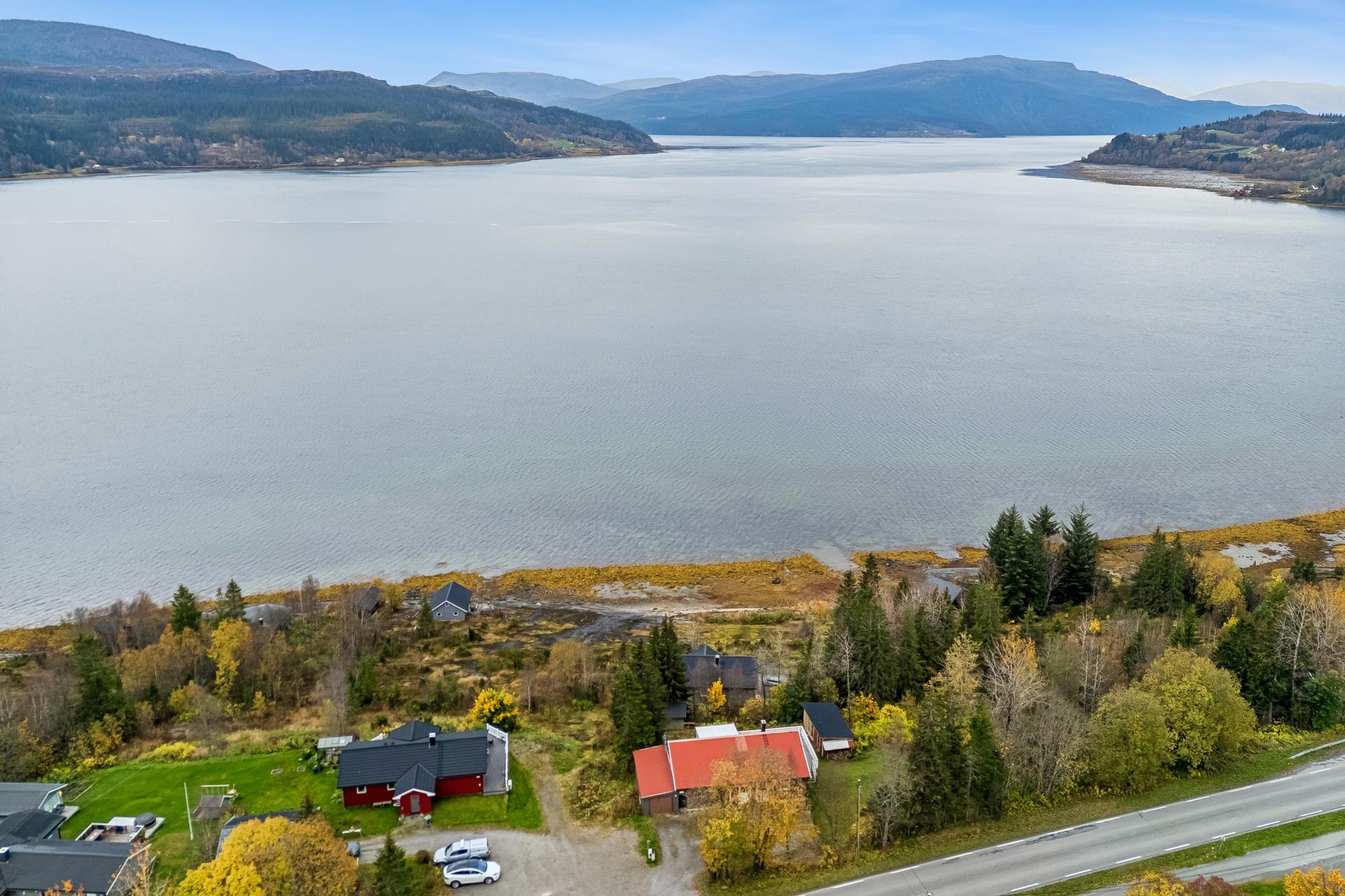 EiendomsMegler 1 v/Irene Sommerro har gleden av å presentere Nesnaveien 1141! Foto: EFKT
Nærhet til strandlinjen og gode muligheter for kystfiske i Ranfjorden.. Bilde nummer 1 av 3
