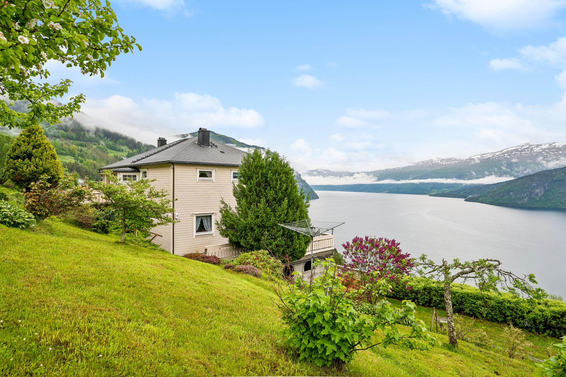 Hopland er ei nydelig vestlandsbygd med fanastisk utsikt mot fjord og fjellheim. 
Eigedomen har gjennomgått oppgraderingar i seinare år, blant anna nytt shingeltak og takrenner i aluminium på både bustad og garasje i 2018.. Bilde nummer 2 av 3