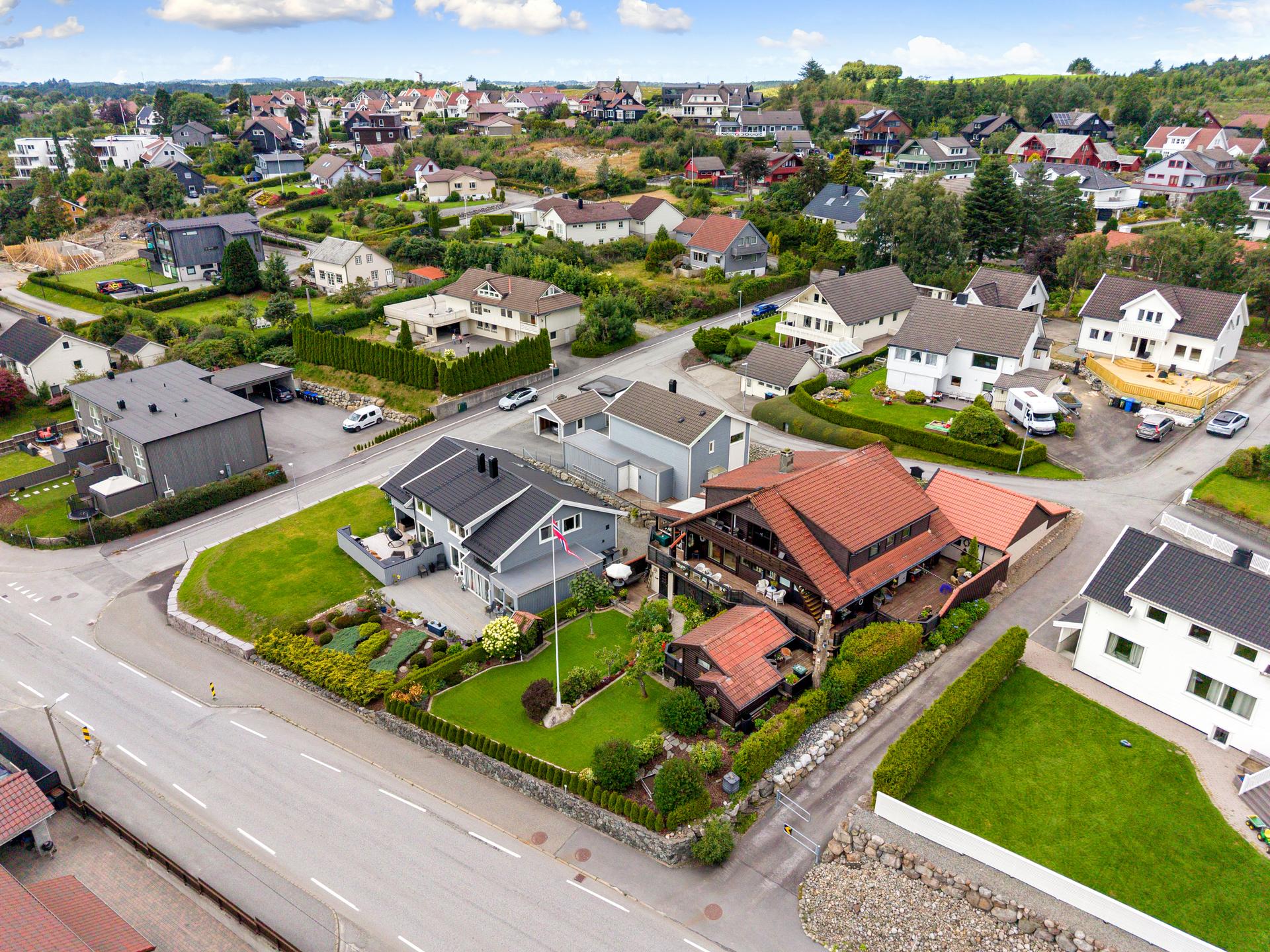 Tomten på 801 m²  er pent opparbeidet med skjermet hage, terrasse over flere nivåer, asfaltert innkjørsel, dobbel garasje og carport. . Bilde nummer 3 av 3