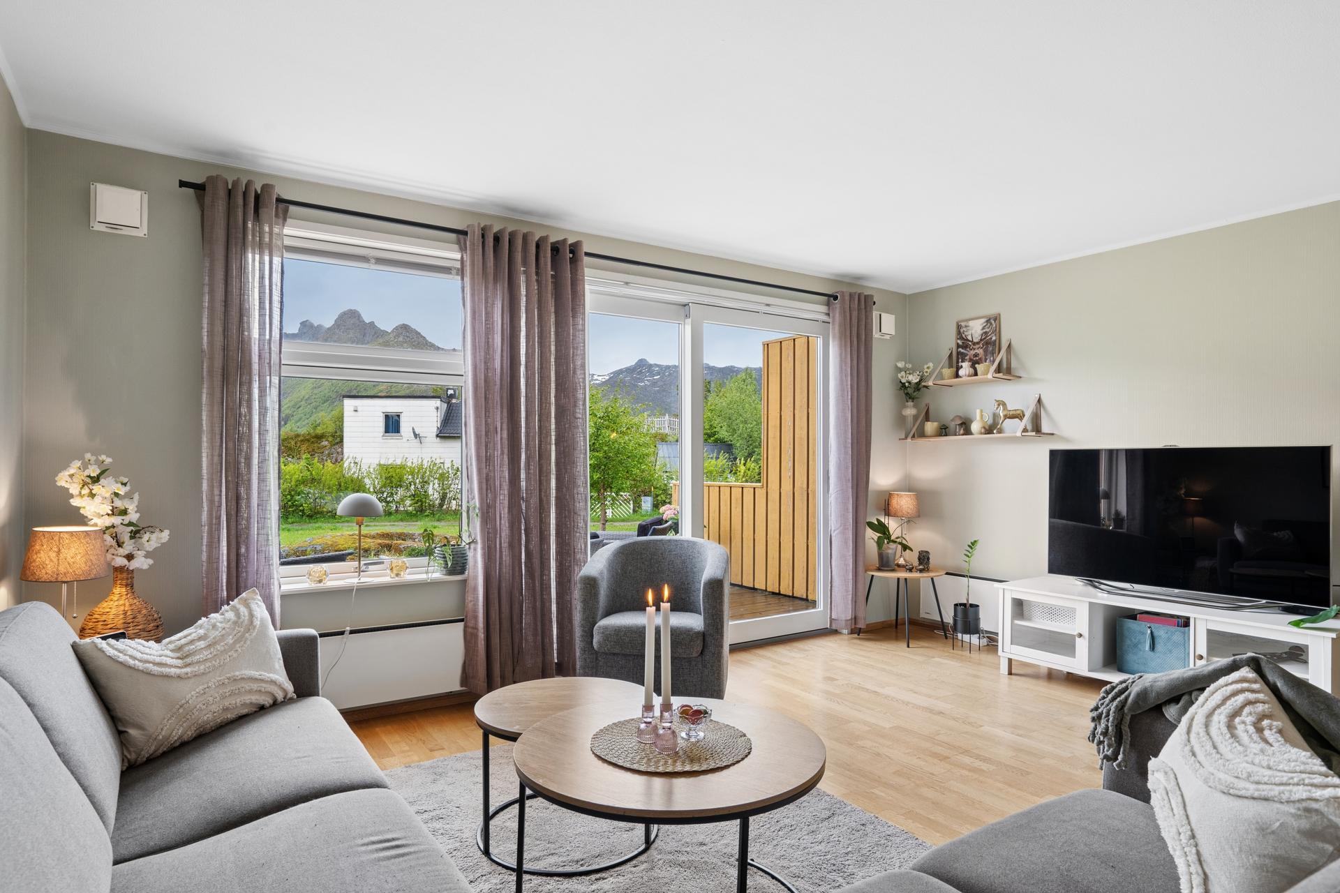 Velkommen til Meyerbakken 13 - Presentert av EiendomsMegler1 Svolvær. Foto: EFKT. Bilde nummer 1 av 3