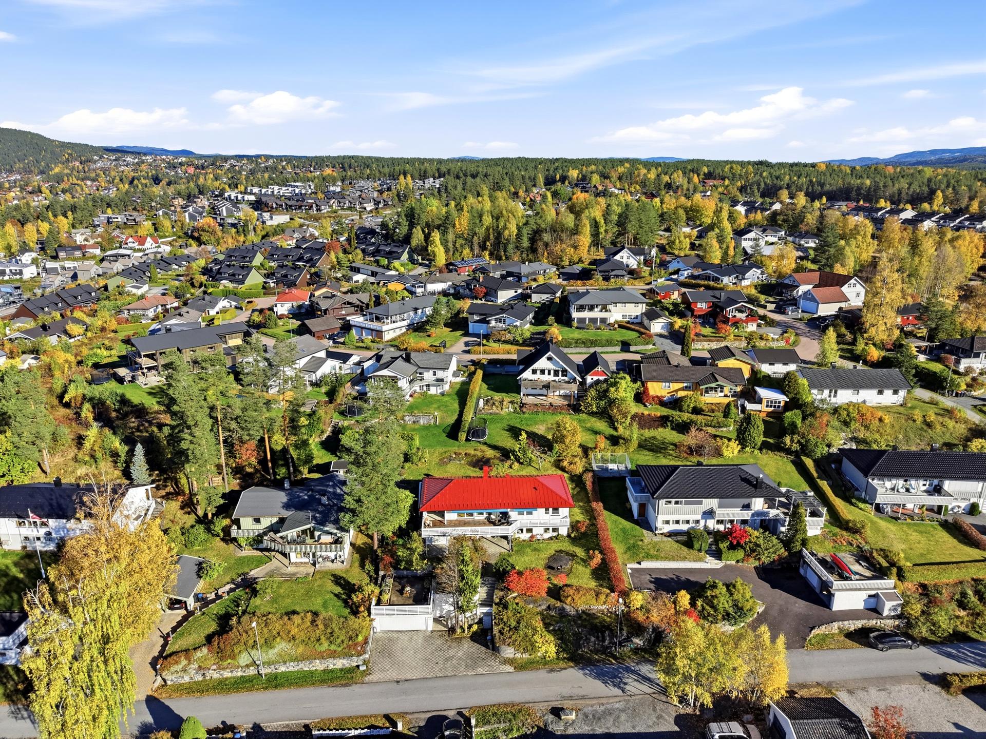 Innholdsrik enebolig i et etablert og barnevennlig boligområde på Gamlegrendåsen.. Bilde nummer 2 av 3