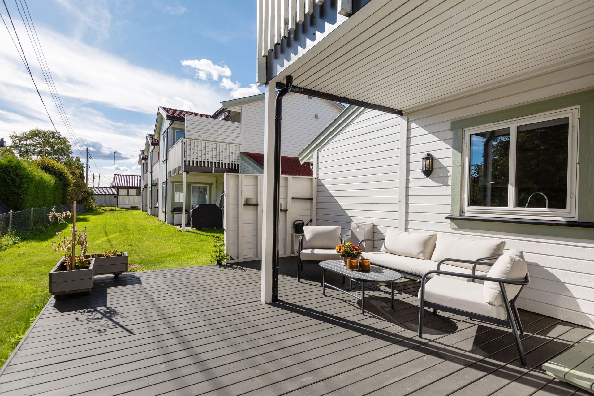 Leiligheten ligger i byggets første etasje og har en romslig markterrasse med direkte adkomst til felles grøntareal.. Bilde nummer 2 av 3