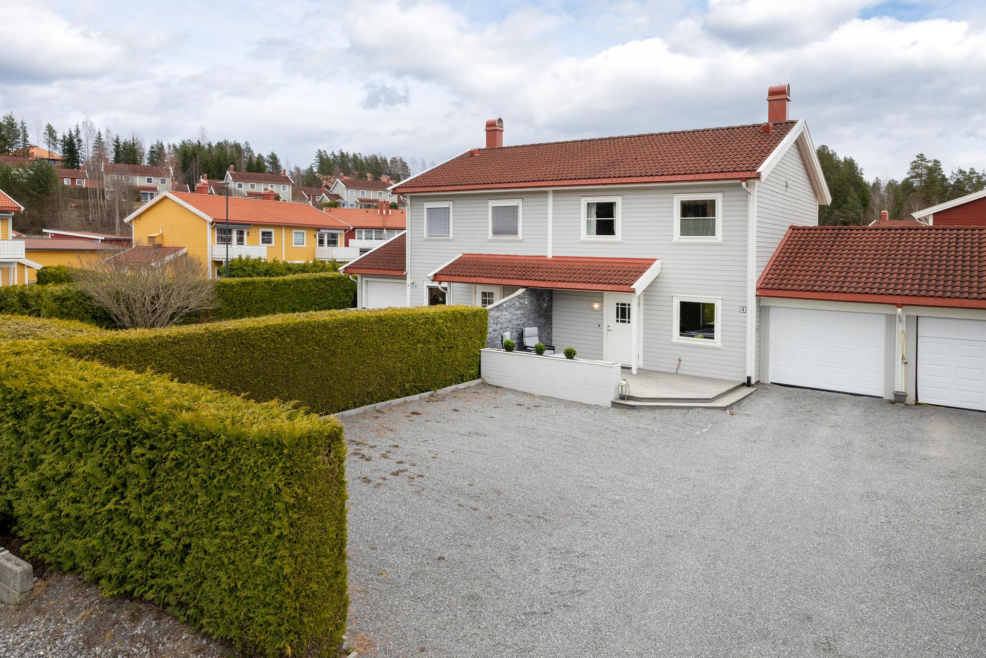 En innholdsrik og familievennlig halvpart av tomannsbolig fra 2007, med stor gårdsplass og egen garasje.. Bilde nummer 2 av 3