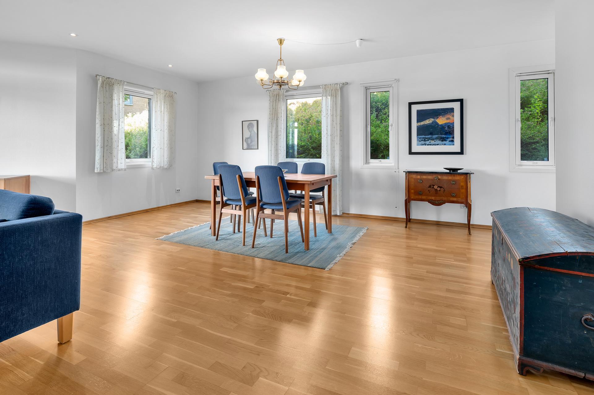 Stuen har glassflater mot flere retninger og gode lysforhold. Bilde nummer 3 av 3