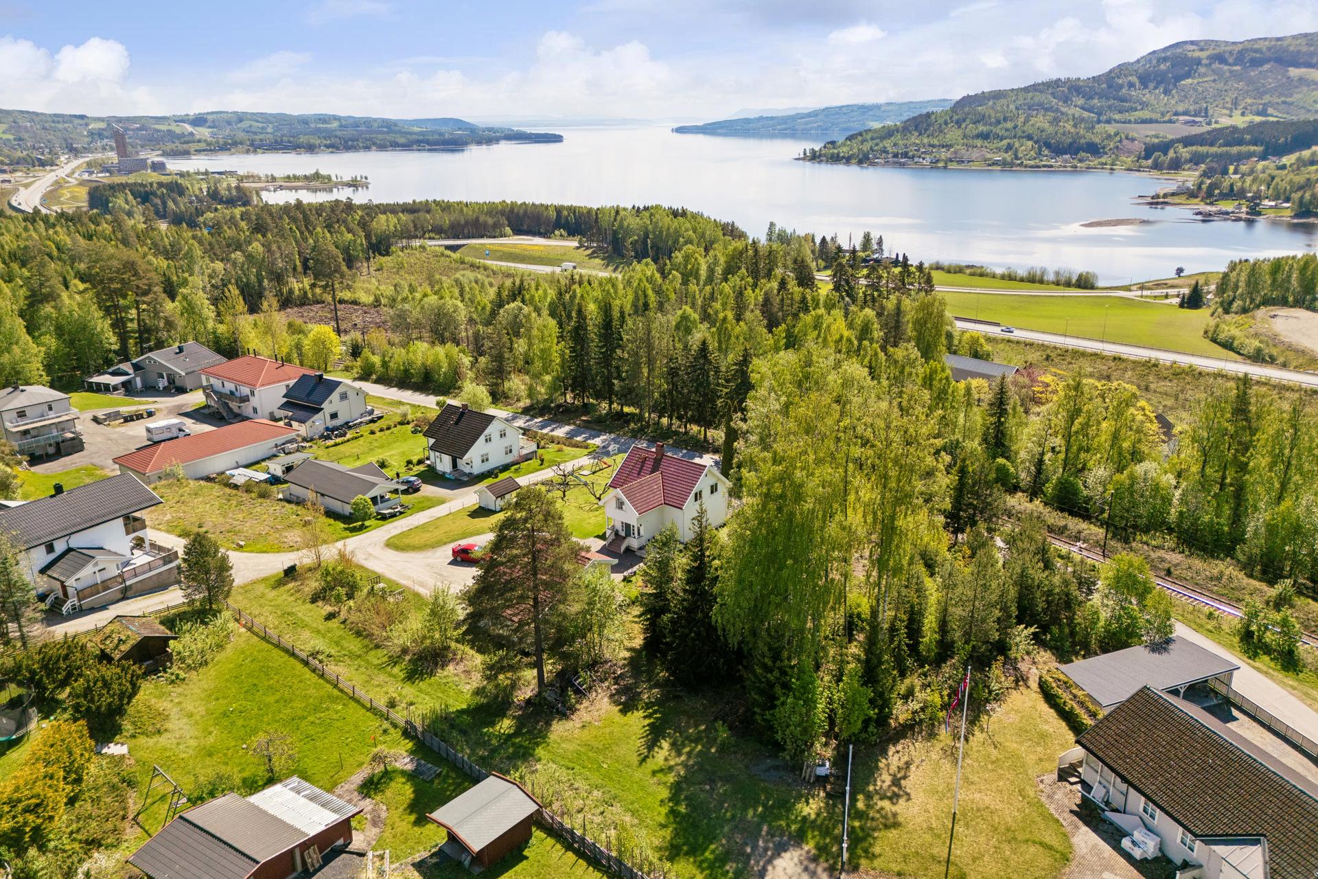 Velkommen til en stor og solrik tomt i Fagerlundvegen 82! Foto: Andreas Ellingsen V/EFKT. Bilde nummer 1 av 3