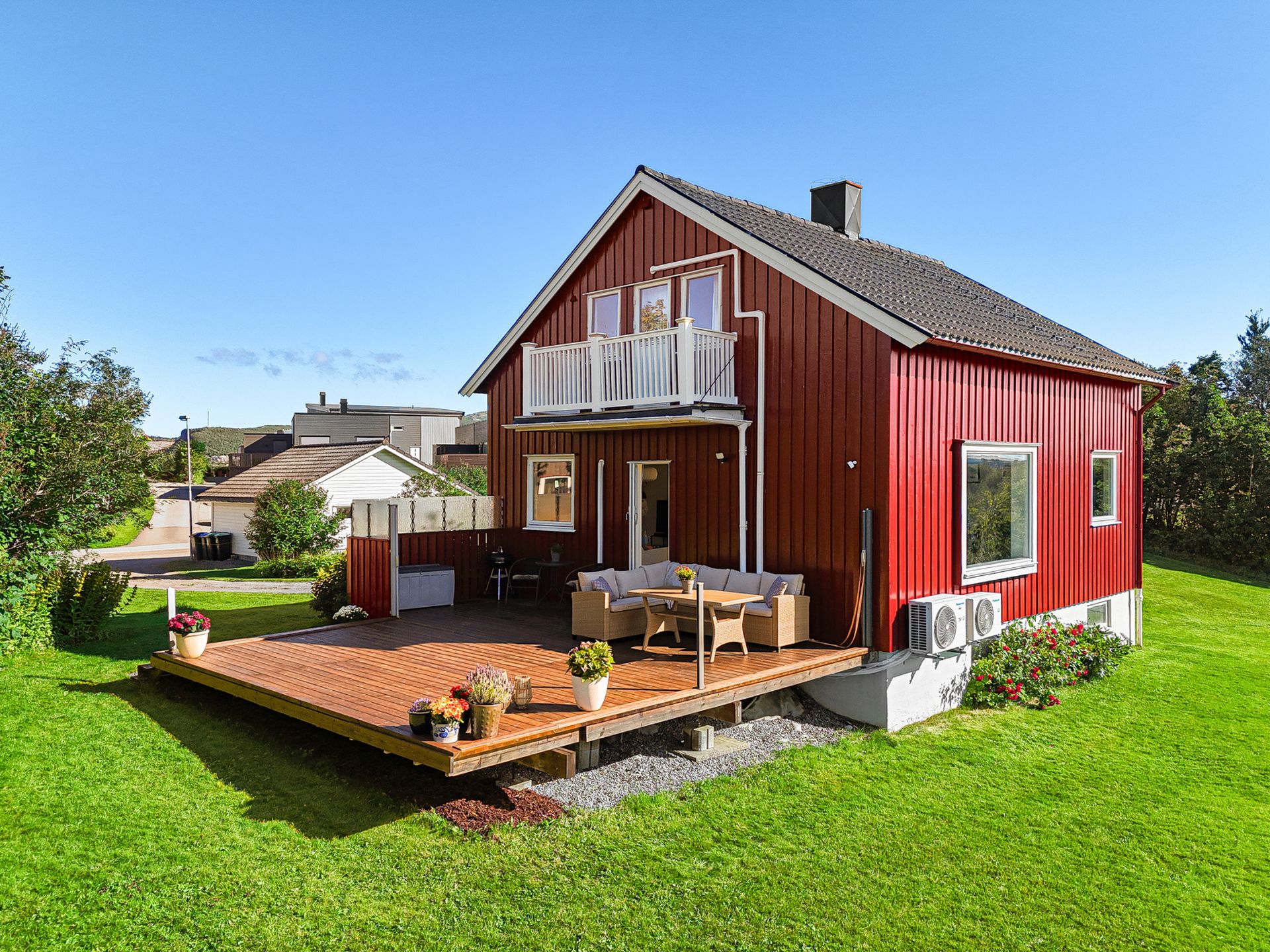 Boligen har stor terrasse med adkomst til hage.. Bilde nummer 3 av 3
