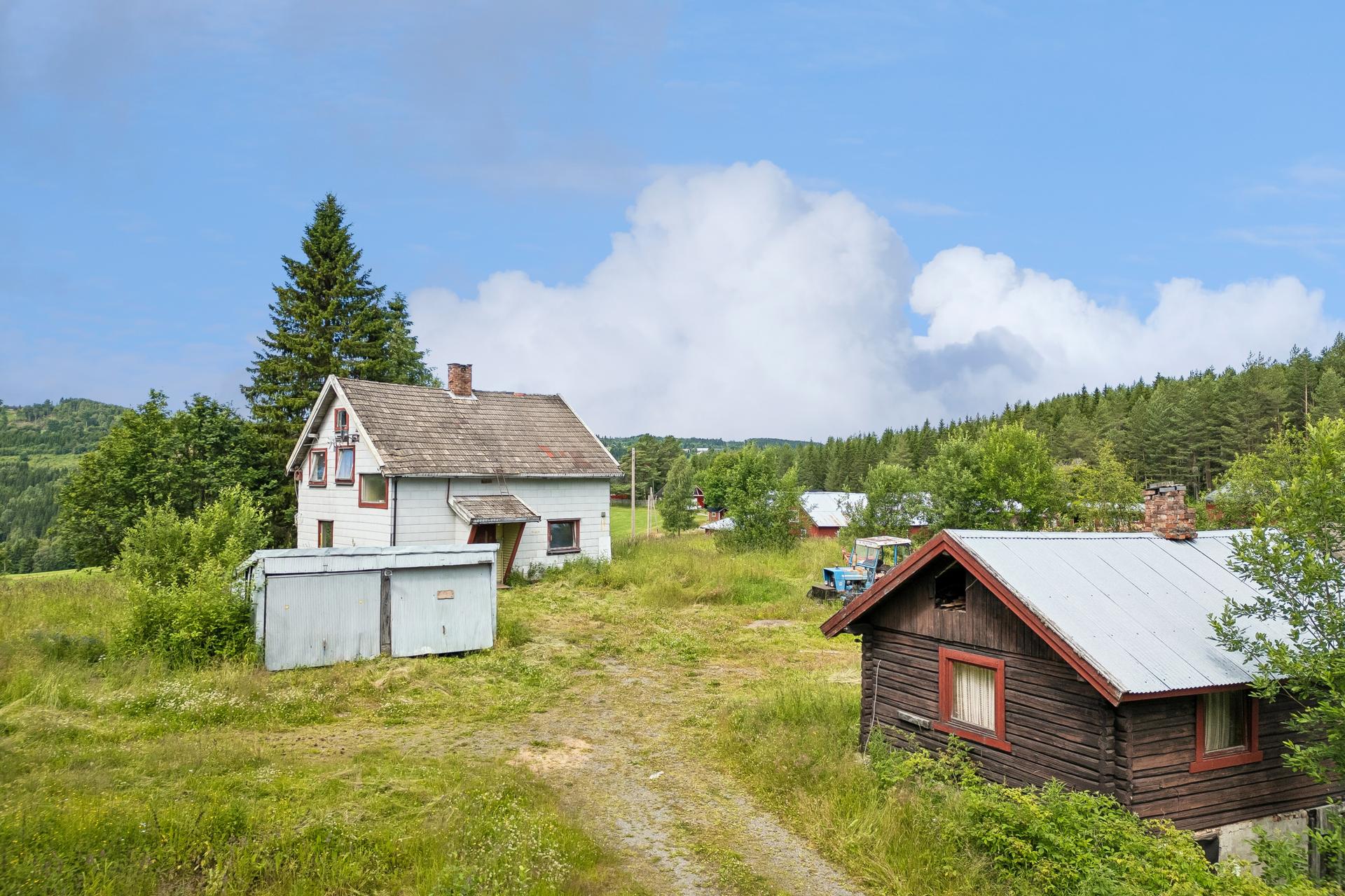 Tunet består av enebolig, uthus/tømmerhytte og en frittstående garasje.. Bilde nummer 3 av 3