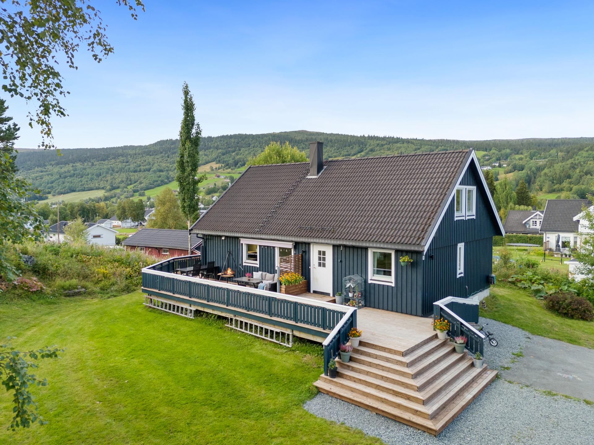 Velkommen til Lunderengshaugan 15, presentert av Linda Merete Svee ved EiendomsMegler1 (Foto: Interiørfoto, Haukdal).. Bilde nummer 1 av 3