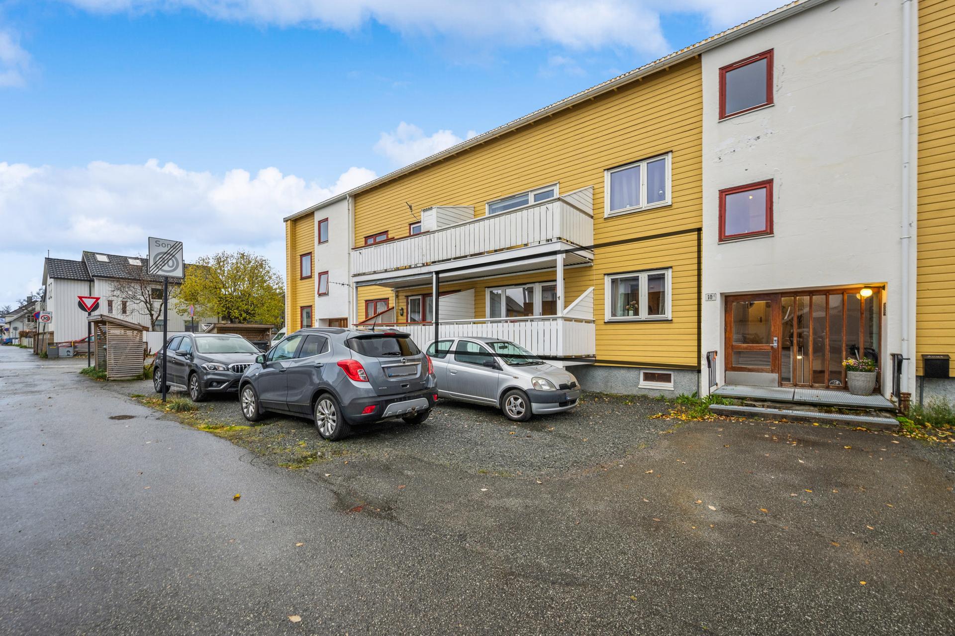 Boligen har tilbaketrukket beliggenhet med kort gangavstand til sentrum.. Bilde nummer 3 av 3