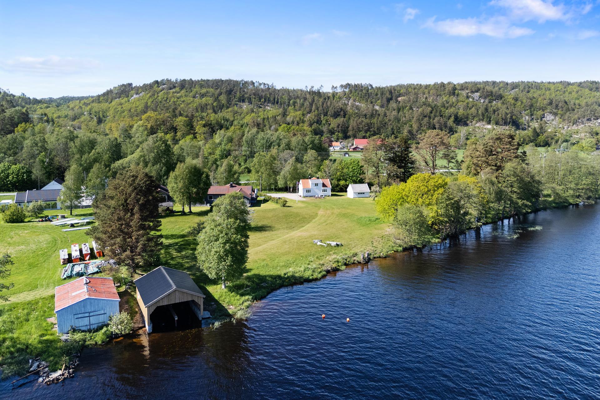 Velkommen til Daleveien 123. Oversiktsbilde som viser eiendommens unike beliggenhet ved elva. Foto: Morten Fasseland.. Bilde nummer 1 av 3