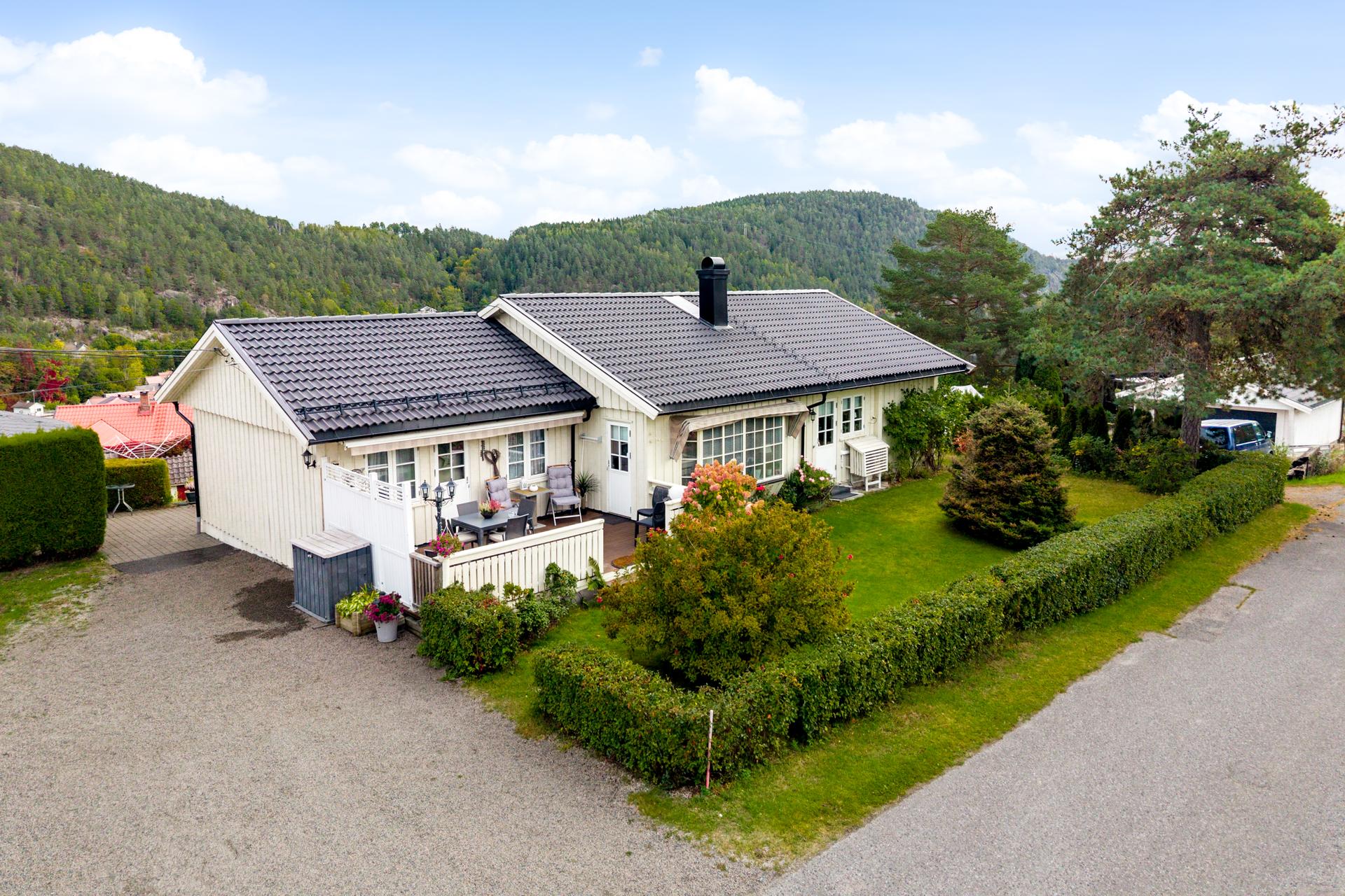 EiendomsMegler1 v/Mona Harstad presenterer Skjelbekkåsen 14. Foto: Inbovi. Bilde nummer 1 av 3