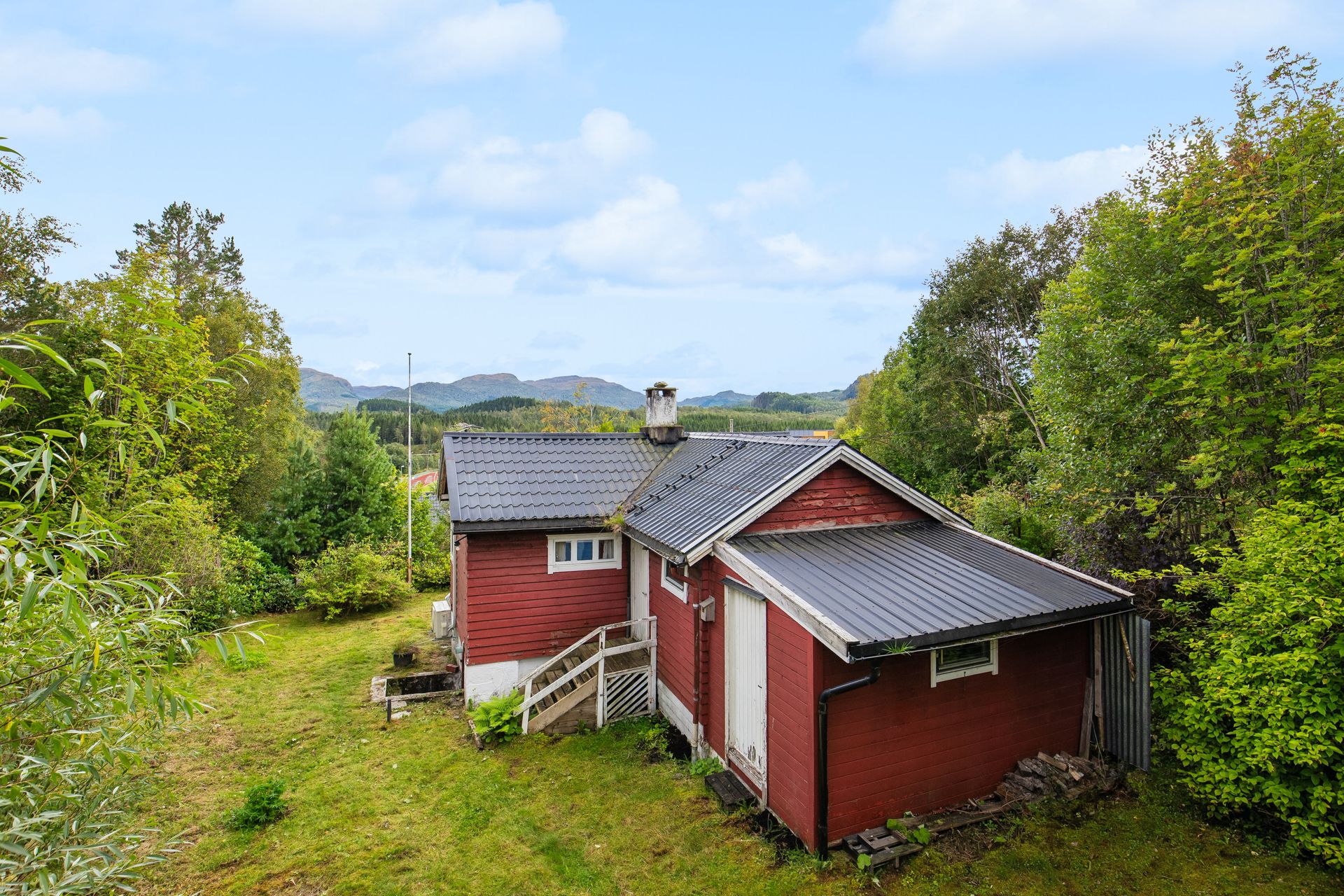 Boligen ligger på en usjenert tomt. . Bilde nummer 2 av 3