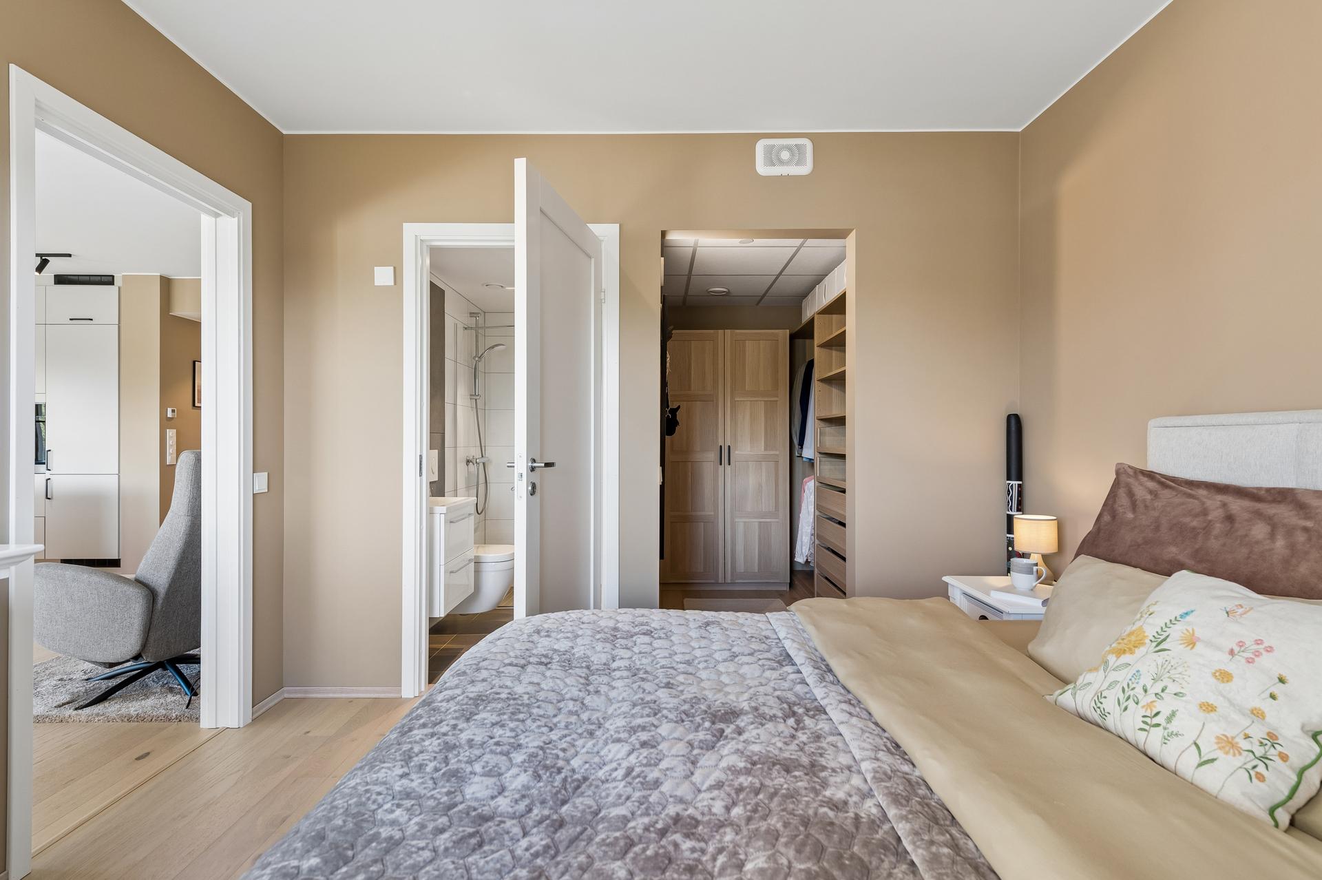 Boligen har to baderom og hovedsoverom med direkte adkomst til walk-in-garderobe.. Bilde nummer 3 av 3