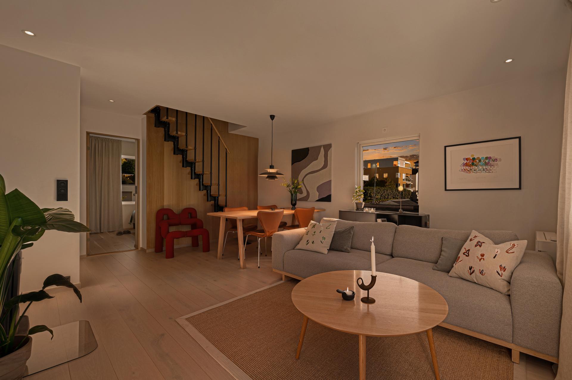 Leiligheten ble renovert i 2023. En-stavs eikeparkett, lyse og delikate farger og downlights i alle rom.. Bilde nummer 2 av 3