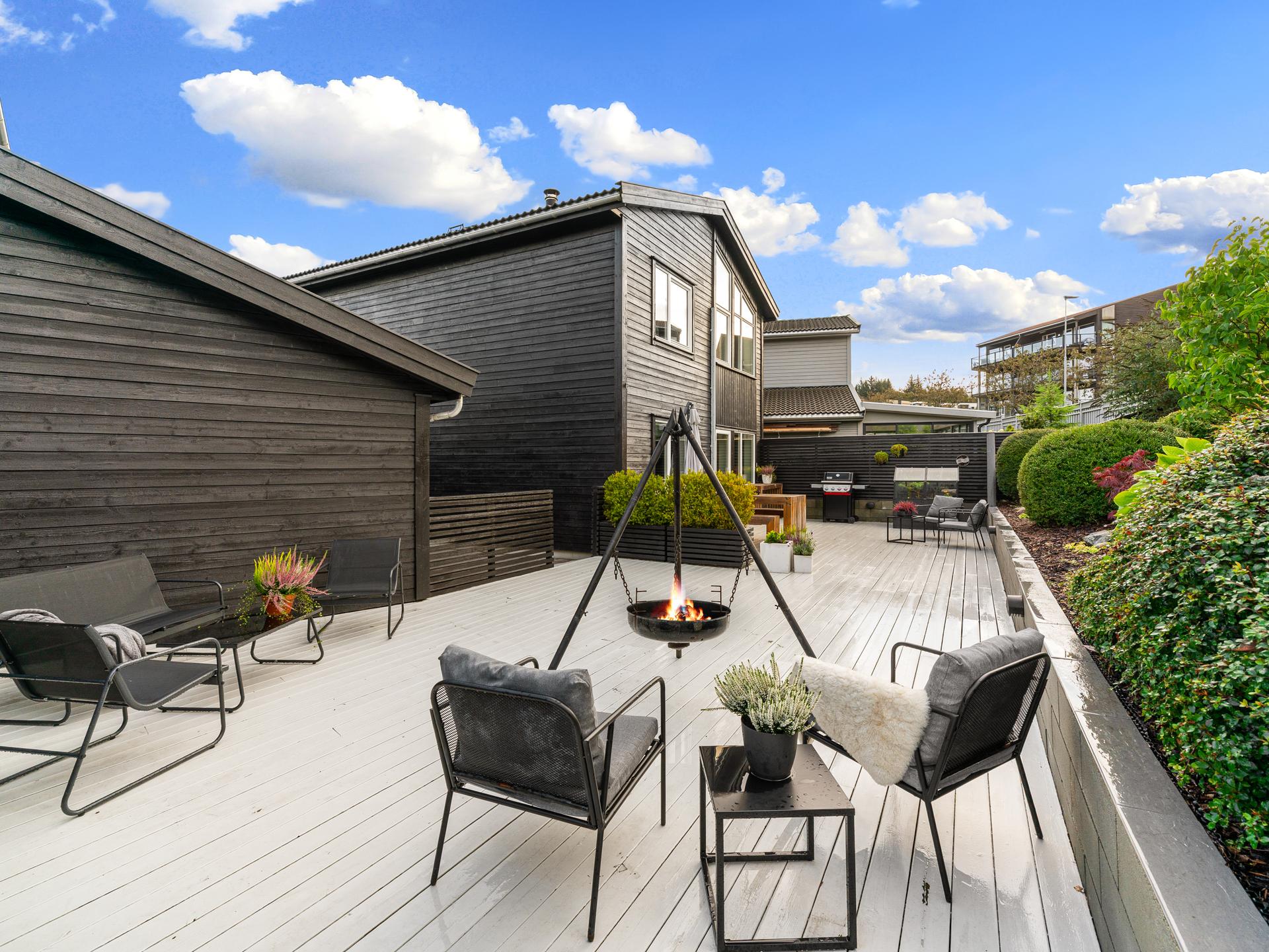Plass til flere sittegrupper og bålpanne på den store treterrassen.. Bilde nummer 3 av 3