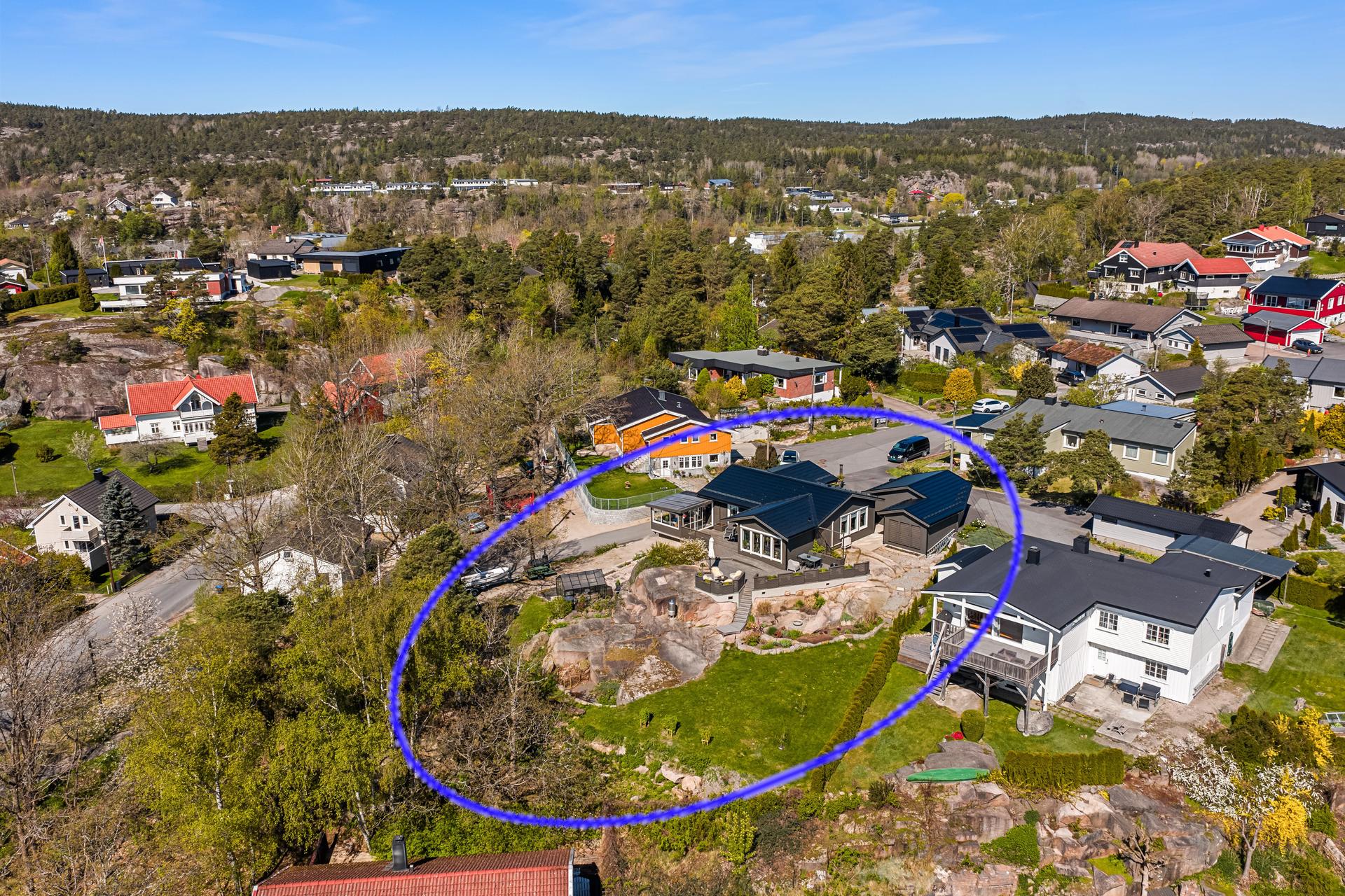 Flott opparbeidet hjørnetomt med gode sol og utsiktsforhold.. Bilde nummer 2 av 3