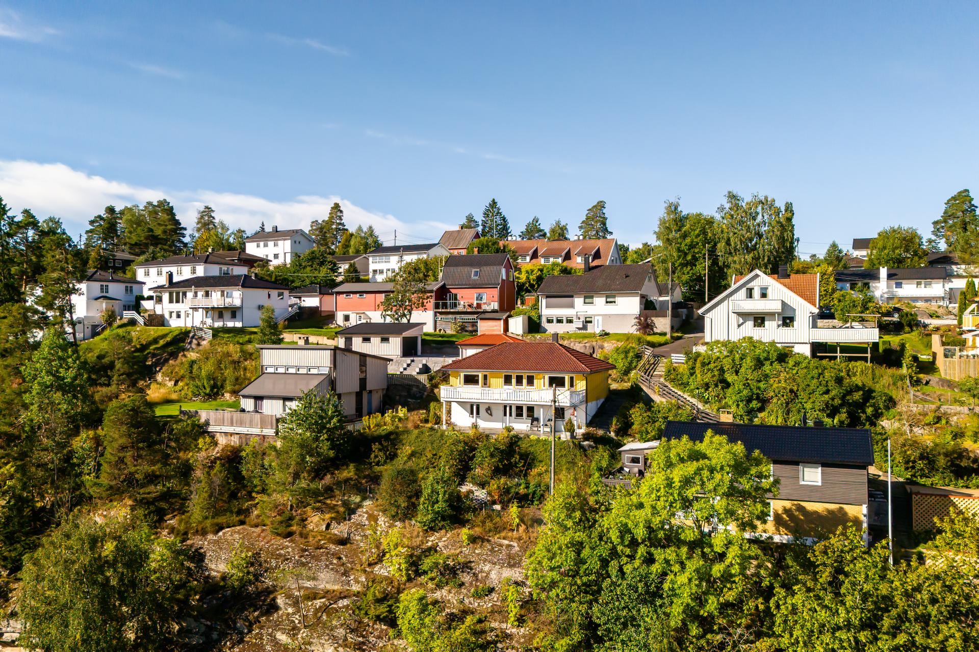 Eiendommen ligger høyt og fritt på Toppåsen, et rolig villastrøk med flott utsyn.. Bilde nummer 3 av 3